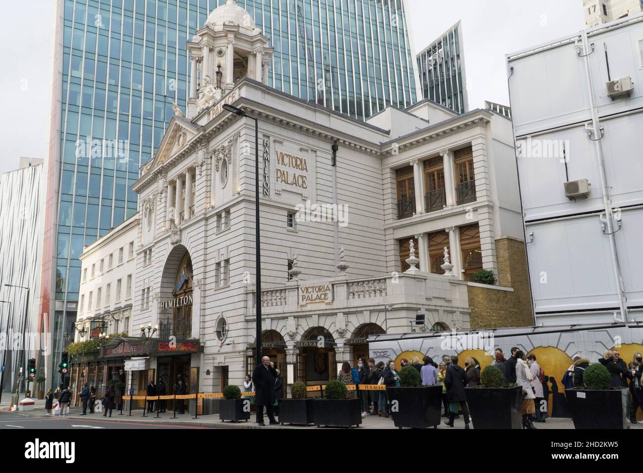 Londres, Royaume-Uni, 2 janvier 2022 : les gens font la queue dans des masques faciaux pour l'entrée à une représentation en matinée de la comédie musicale Hamilton au théâtre Victoria Palace.Le secteur des arts a été très gravement touché par la variante omicron de la pandémie, de nombreux membres de l'auditoire annulant ou retardant.Certains spectacles ont dû être annulés en raison des niveaux élevés d'infection parmi les acteurs et les membres d'équipage.La hausse du taux d'hospitalisations inquiète le fait que le gouvernement pourrait introduire d'autres restrictions en plus des mesures du Plan B mises en place.Anna Watson/Alay Live News Banque D'Images