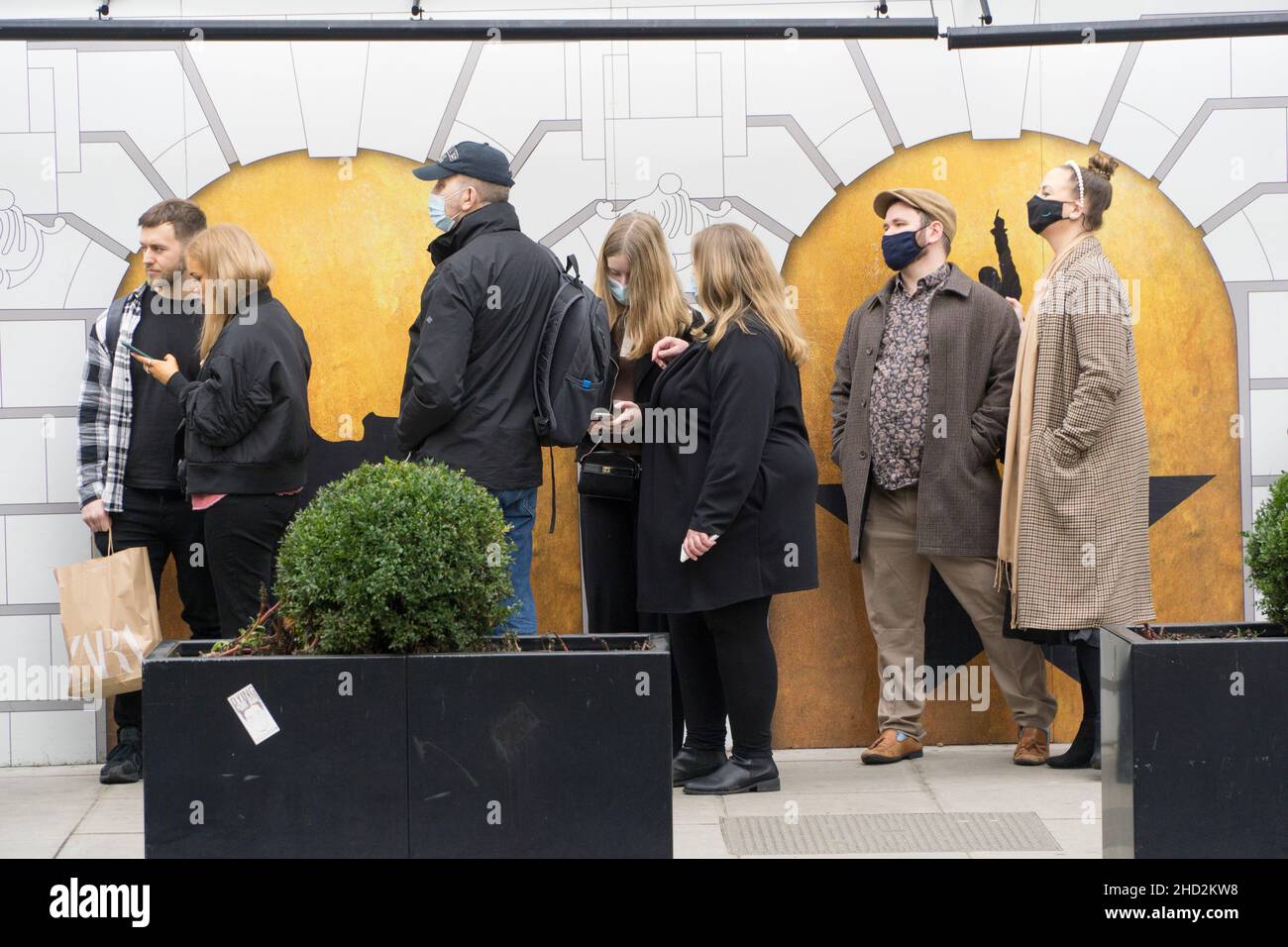 Londres, Royaume-Uni, 2 janvier 2022 : les gens font la queue dans des masques faciaux pour l'entrée à une représentation en matinée de la comédie musicale Hamilton au théâtre Victoria Palace.Le secteur des arts a été très gravement touché par la variante omicron de la pandémie, de nombreux membres de l'auditoire annulant ou retardant.Certains spectacles ont dû être annulés en raison des niveaux élevés d'infection parmi les acteurs et les membres d'équipage.La hausse du taux d'hospitalisations inquiète le fait que le gouvernement pourrait introduire d'autres restrictions en plus des mesures du Plan B mises en place.Anna Watson/Alay Live News Banque D'Images