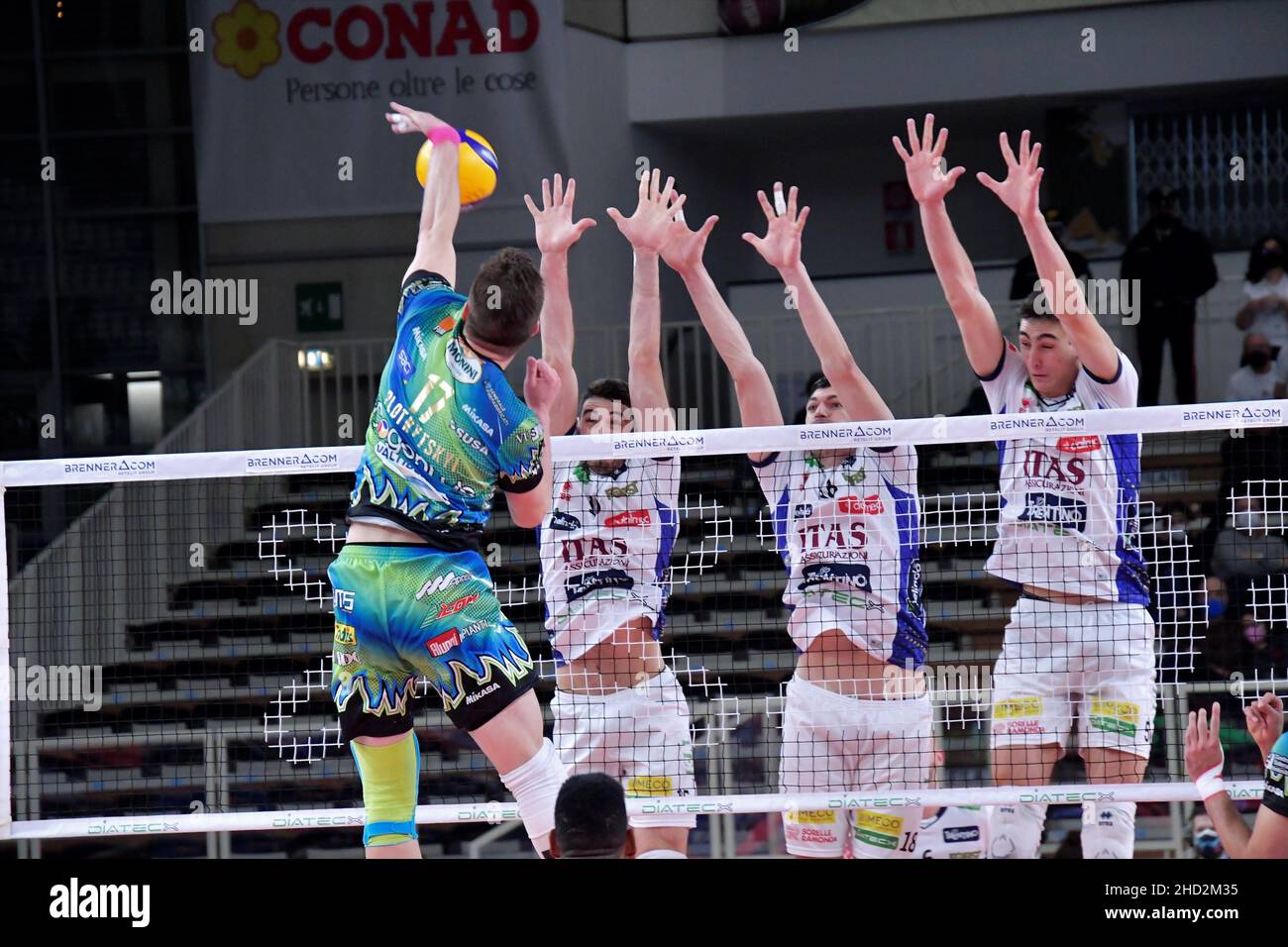 Trento, Italie.02nd janvier 2022.Attaque OLEH Plotnytskyi (Sir Safety Conad Perugia) pendant ITAS Trentino vs Sir Safety Conad Perugia, Volleyball Italien Serie A Men SuperLeague Championship Championship à Trento, Italie, janvier 02 2022 crédit: Independent photo Agency/Alay Live News Banque D'Images