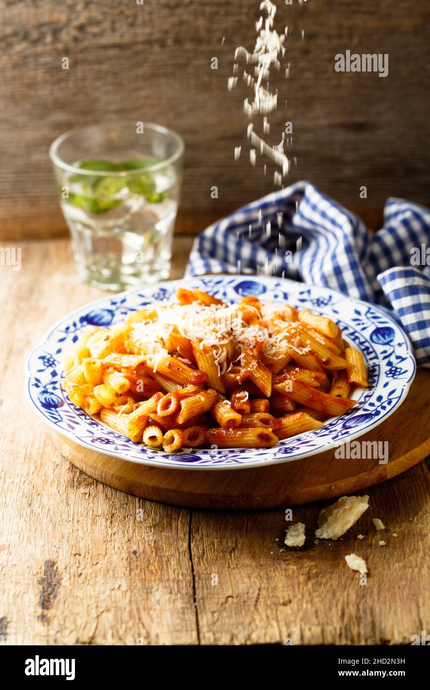 Des pâtes avec sauce tomate et fromage Banque D'Images