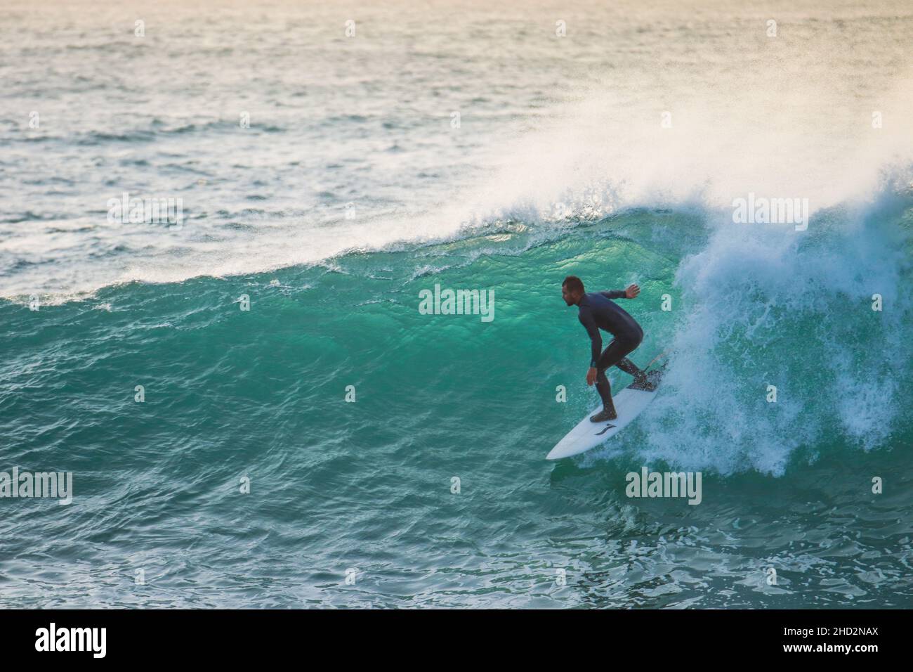 Surfez dans une vague de tonneau parfaite. Banque D'Images