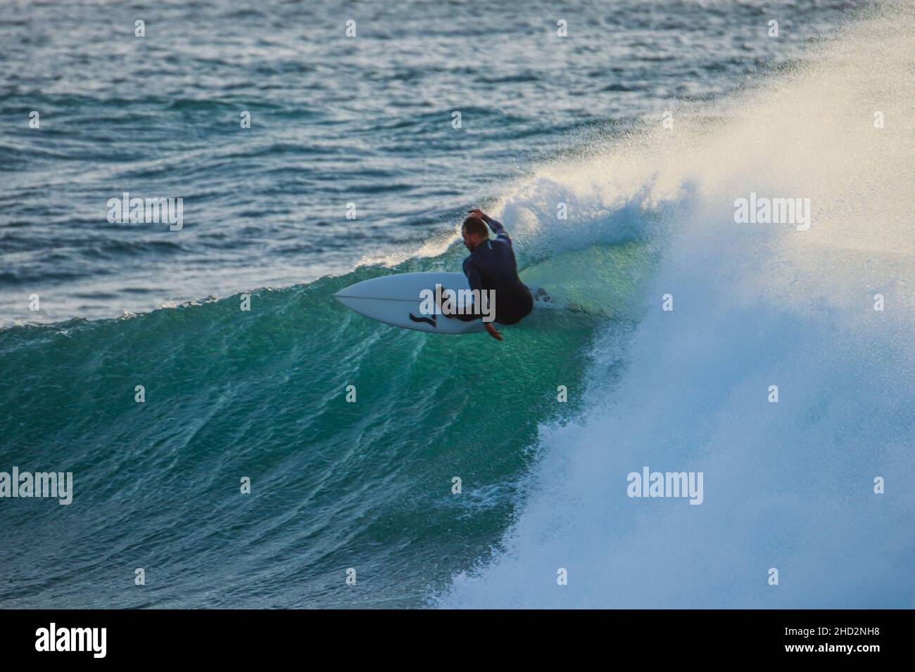 Surfez dans une vague de tonneau parfaite. Banque D'Images