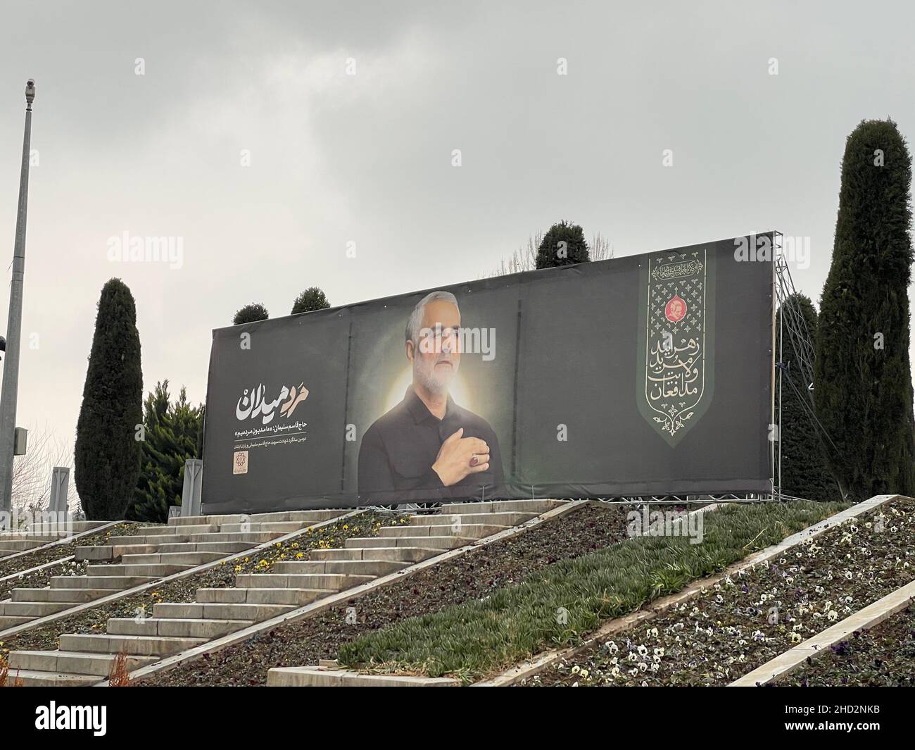 (220102) -- TÉHÉRAN, le 2 janvier 2022 (Xinhua) -- Un panneau d'affichage montrant le général iranien Qassem Soleimani est vu à l'entrée d'un parc à Téhéran, en Iran, le 2 janvier 2022, un jour avant le deuxième anniversaire de son assassinat par les États-Unis en Irak.Le ministère des Affaires étrangères de l'Iran a déclaré dimanche que l'assassinat par les États-Unis du plus grand général du pays il y a deux ans a soulevé la « haine » dans l'opinion mondiale.Une frappe aérienne américaine, le 3 janvier 2020, a tué Soleimani, ancien commandant du corps des gardes de la Révolution islamique de la Force des Quds d'Iran, ainsi qu'un commandant de la milice irakienne, près de l'Inte de Bagdad Banque D'Images