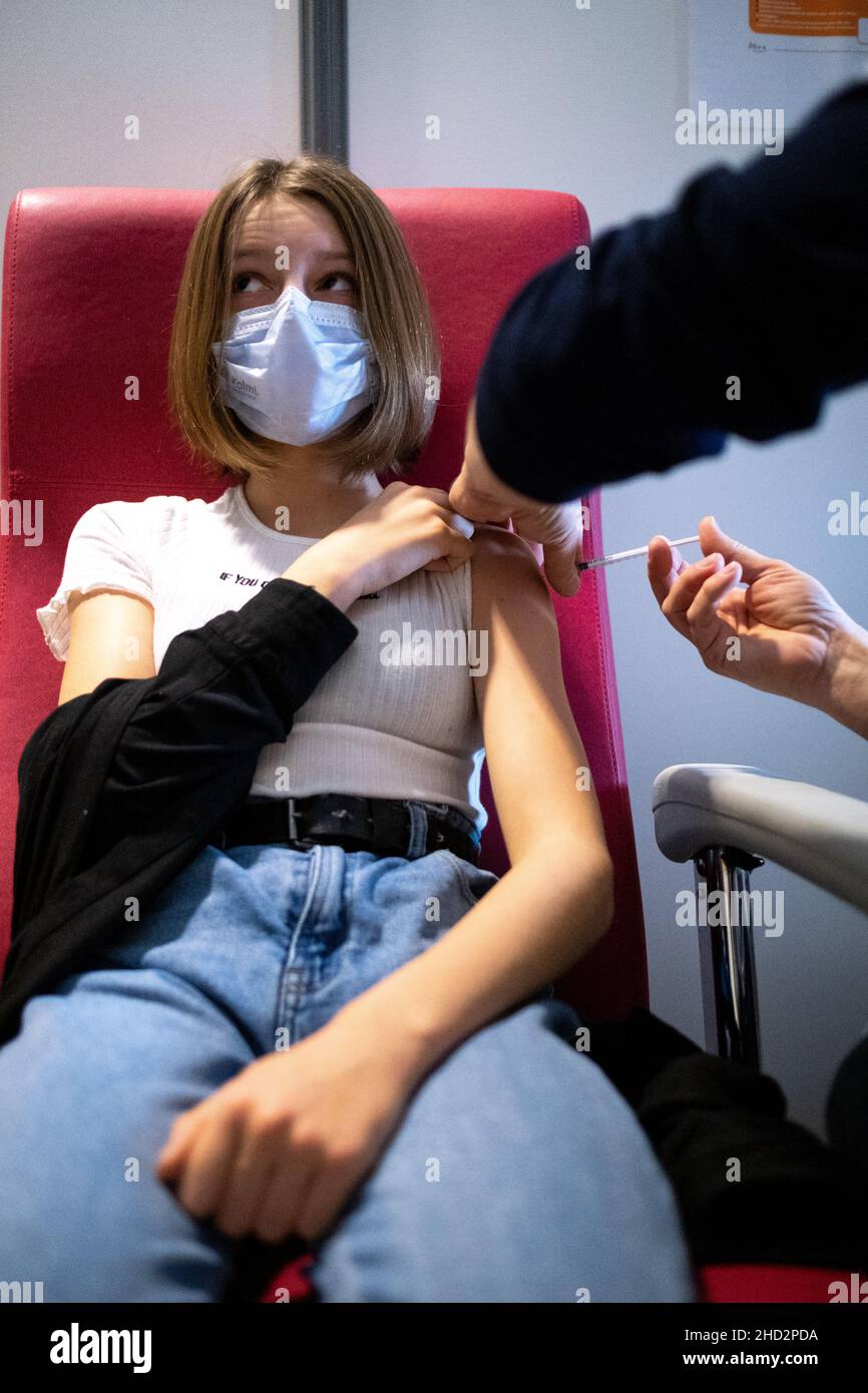 Vaccination d'un enfant de 12 ans avec un vaccin Pfizer dans un centre de vaccination Covid-19 à Dinan, en Bretagne.France. Banque D'Images
