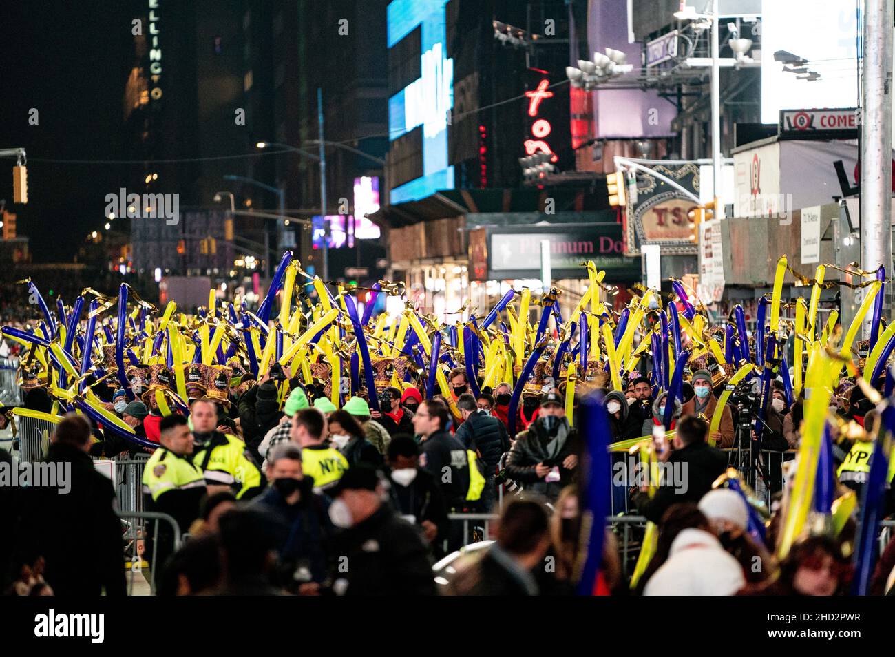 New York, États-Unis.31st décembre 2021.Les gens brandisent des coups de tonnerre lors des célébrations du nouvel an de Times Square à New York, aux États-Unis.Crédit : Chase Sutton/Alay Live News Banque D'Images