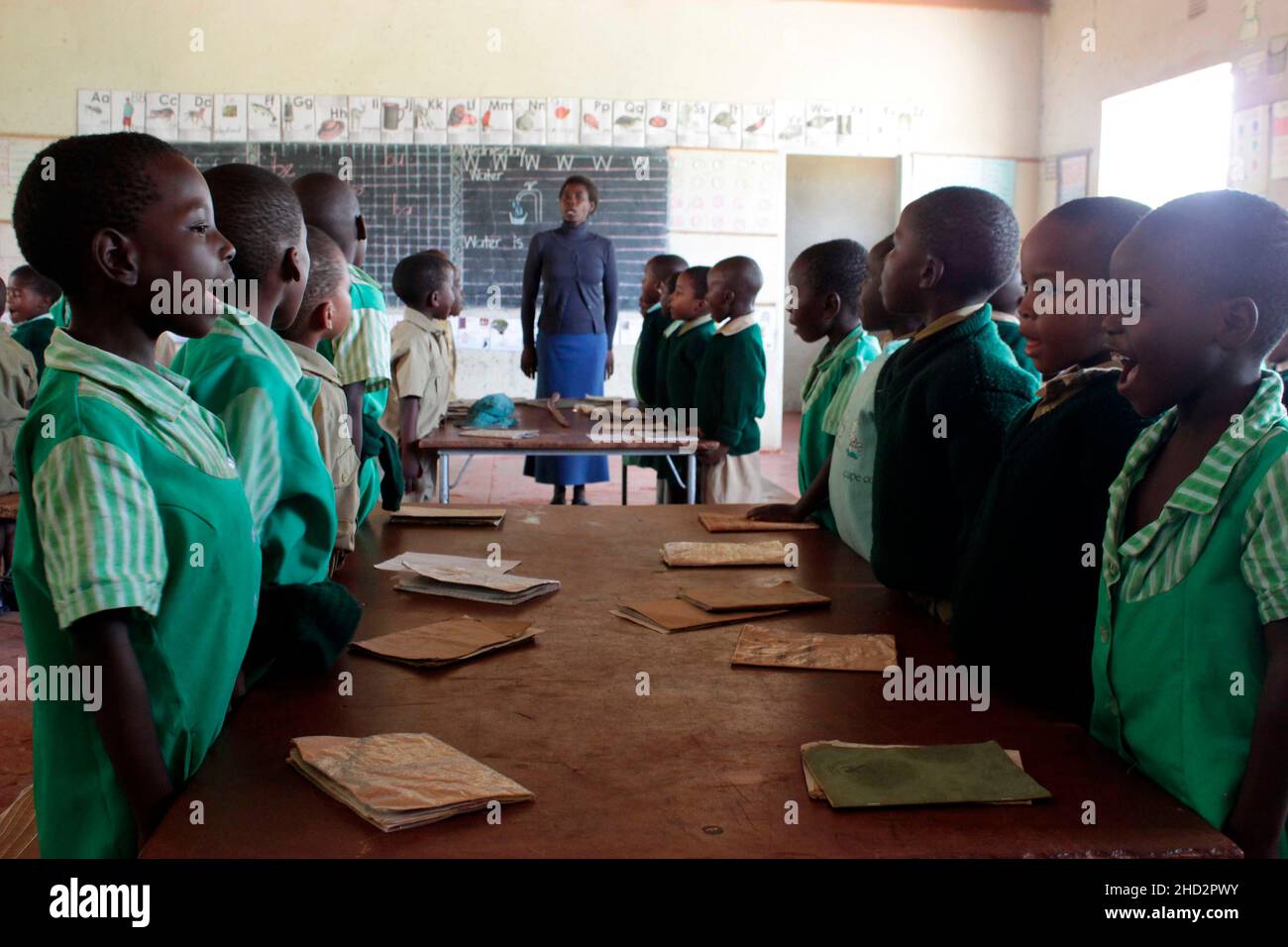 Une enseignante échange des salutations avec ses élèves dans une école d'Epworth, au Zimbabwe. Banque D'Images