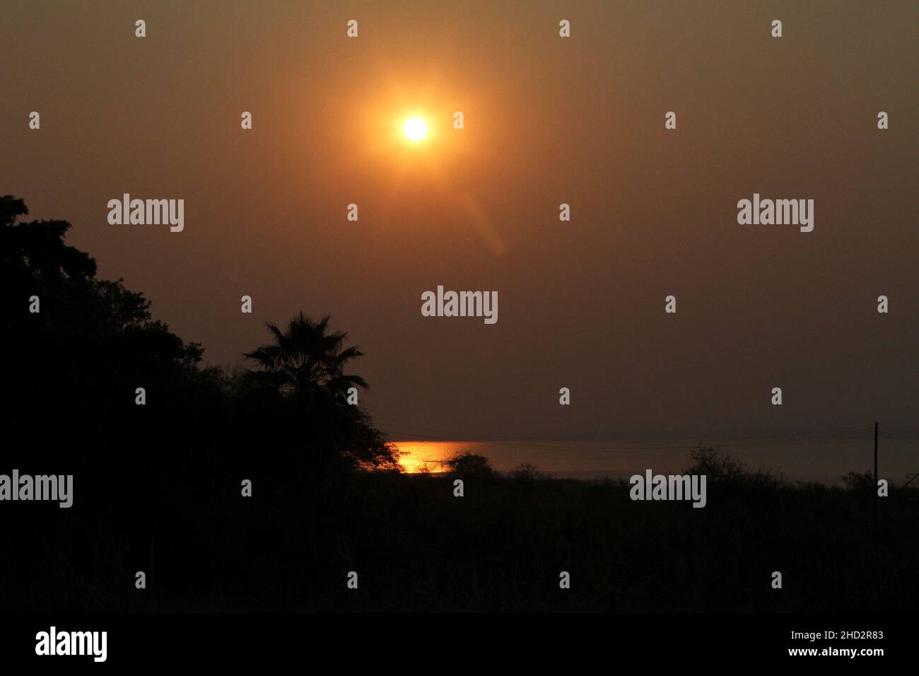 Coucher de soleil sur la rivière Zambèze dans les chutes Victoria.Zimbabwe. Banque D'Images