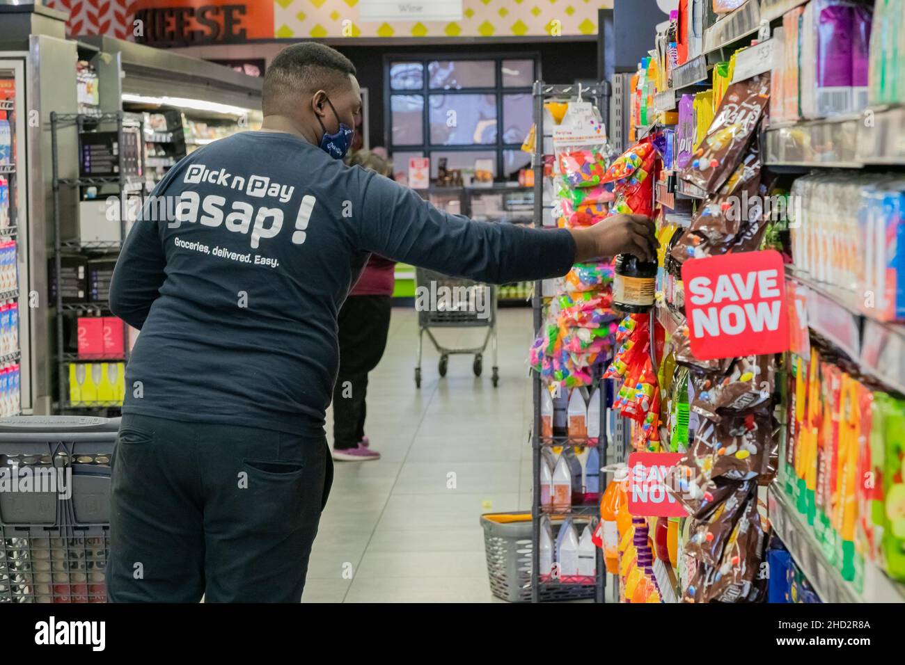 Cape Town, Afrique du Sud - 9 septembre 2021 : un membre du personnel cueille des produits à partir de l'étagère pour un service de livraison express à domicile Banque D'Images