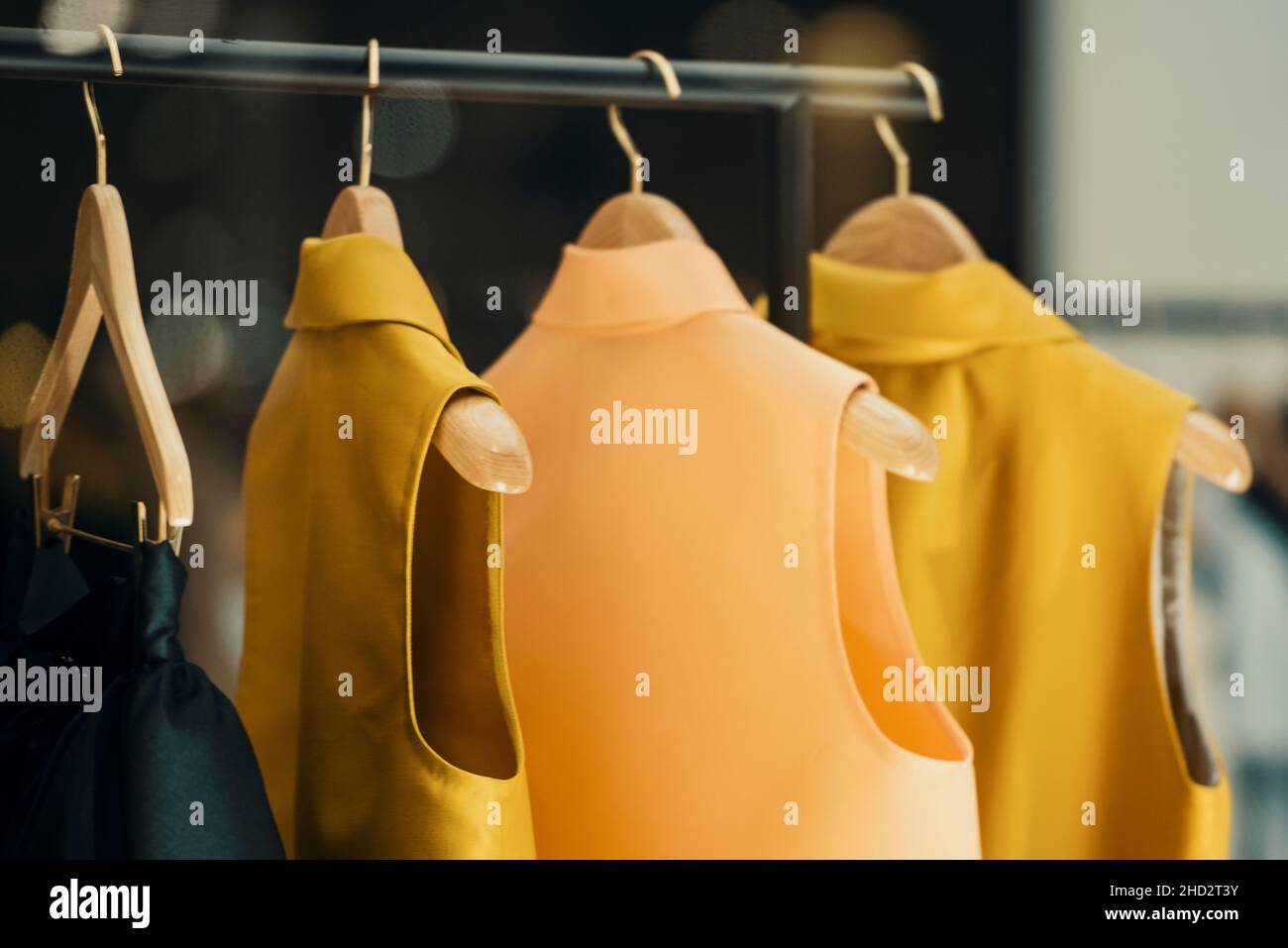 shopping concept - vêtements colorés dans un magasin de fantaisie Banque D'Images