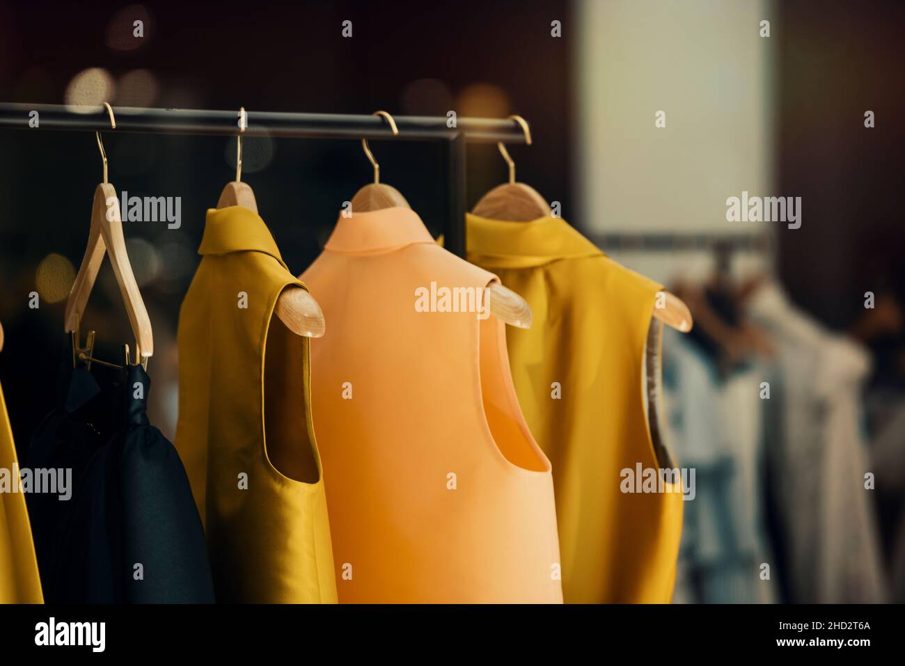 shopping concept - vêtements colorés dans un magasin de fantaisie Banque D'Images