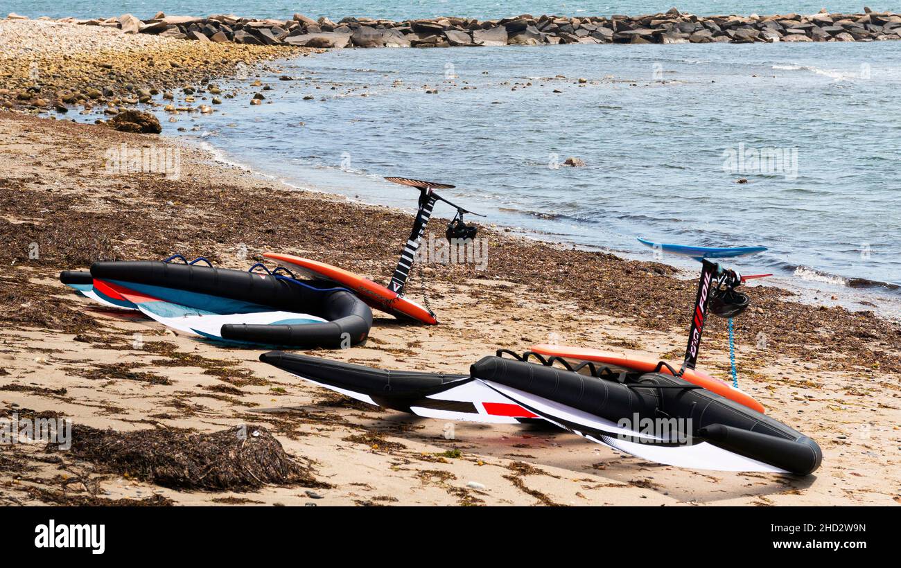 Narragansett, Rhode Island, Etats-Unis - 27 juin 2021 : deux planches de surf à cerf-volant situées sur la plage, sur la rive de Narragansett Rhode Island, avec une jetée en pierre Banque D'Images