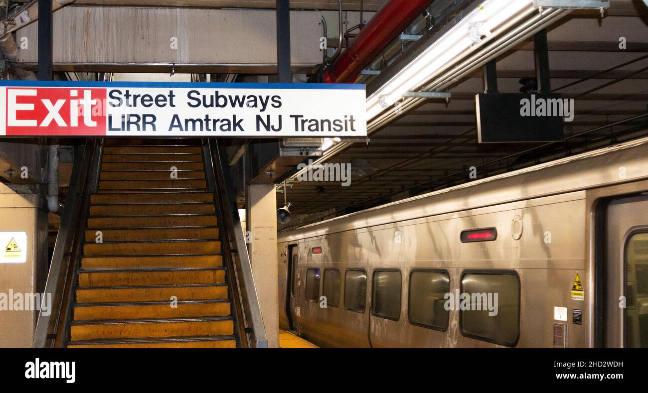 En arrivant à long Island Railroad Penn Statioin Platform jusqu'à la sortie de l'escalier, vous prenez la rue, les métros, Amtrak et New Jersey Transit à New Yor Banque D'Images
