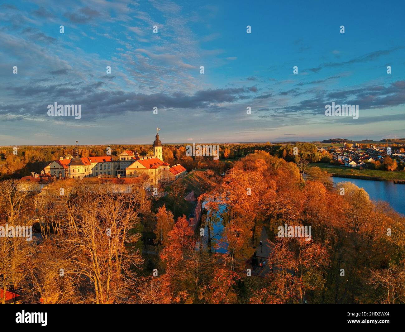 Belle vue sur une ville entourée d'arbres à l'heure d'or Banque D'Images