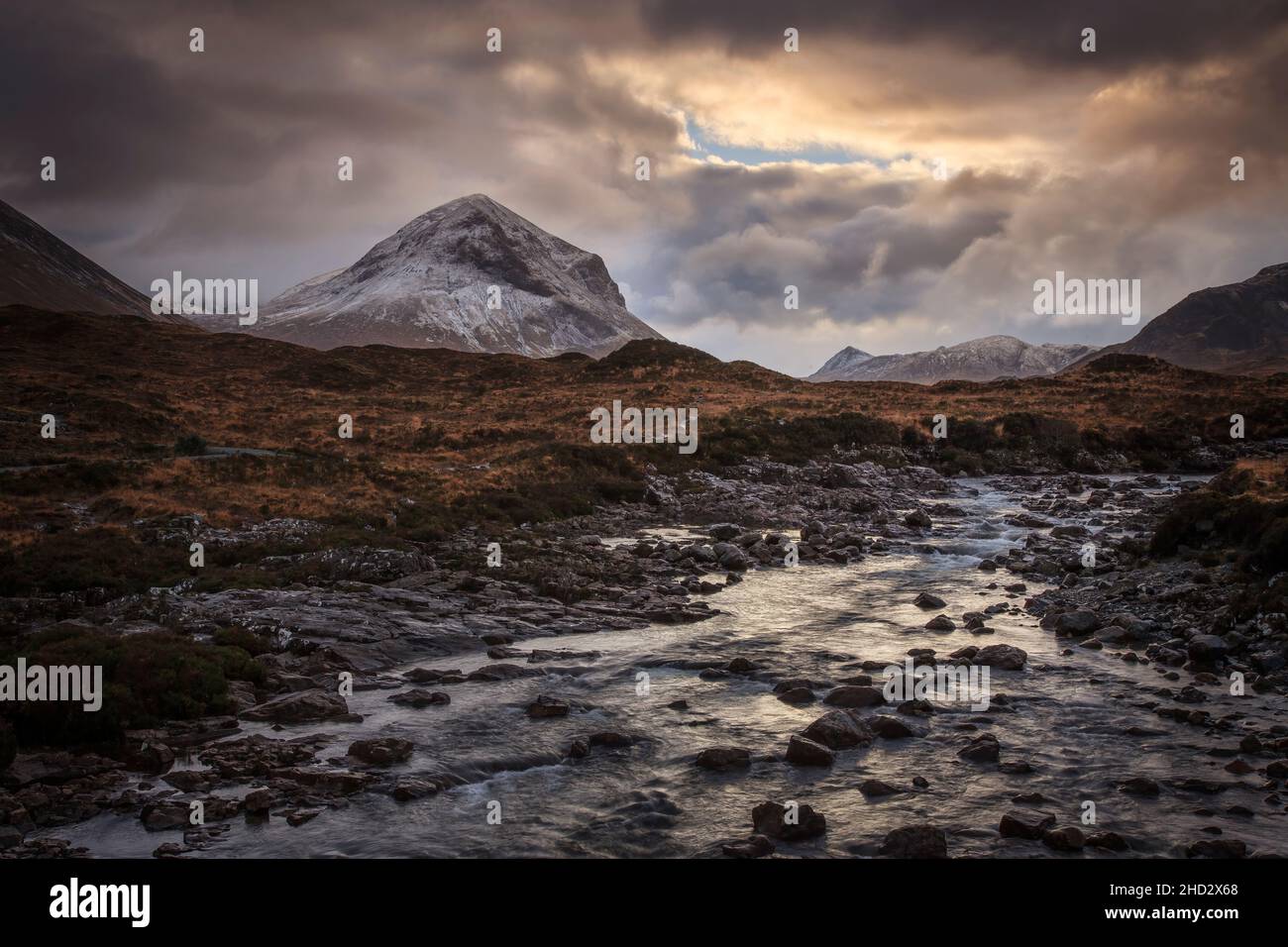 En hiver Glen Sigachan avec le pic de Marsco dans la distance sur l'île de Skye dans les Hébrides intérieures de l'Écosse Banque D'Images