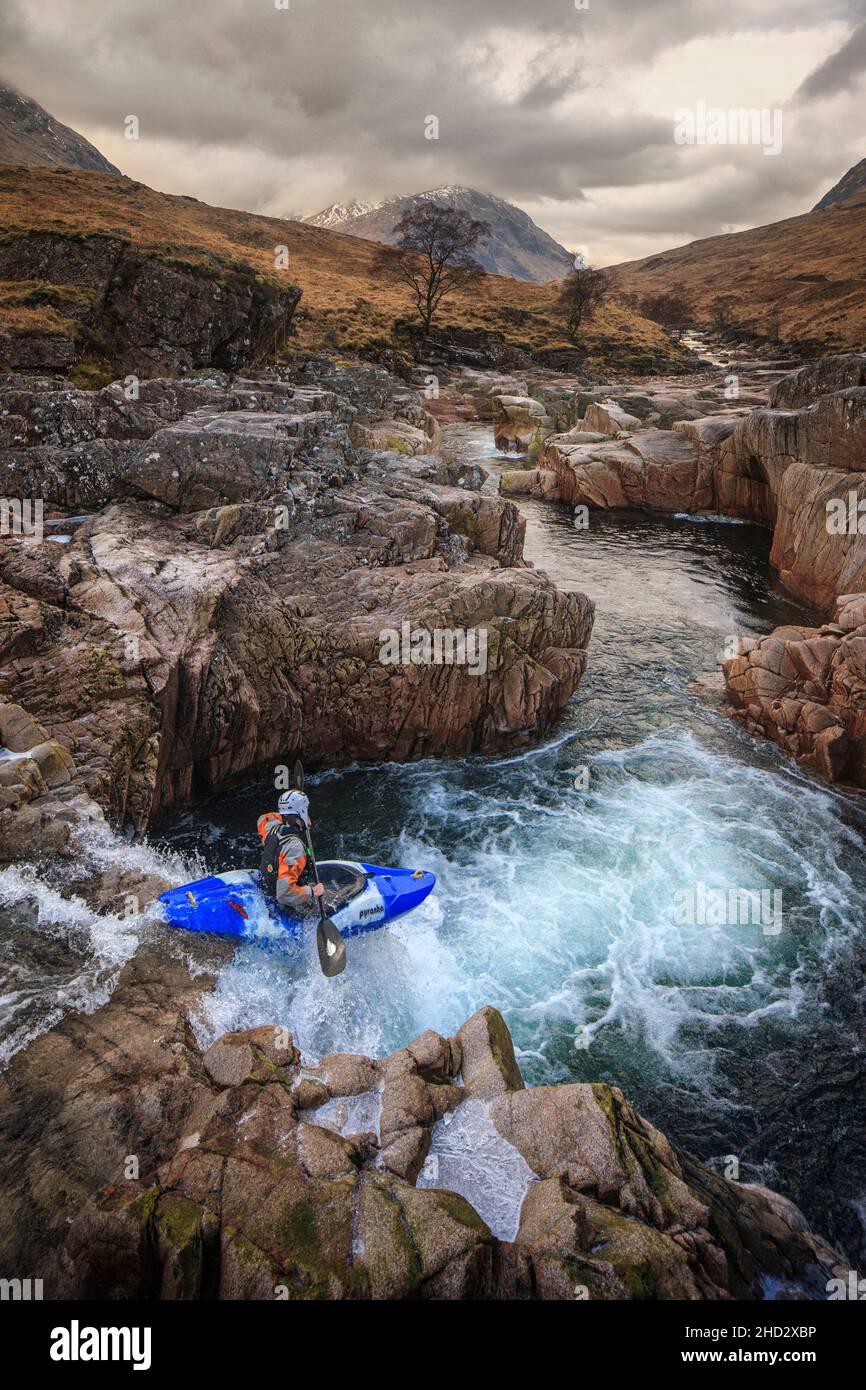 Kayak sur les chutes à Glen Etive, en Écosse Banque D'Images