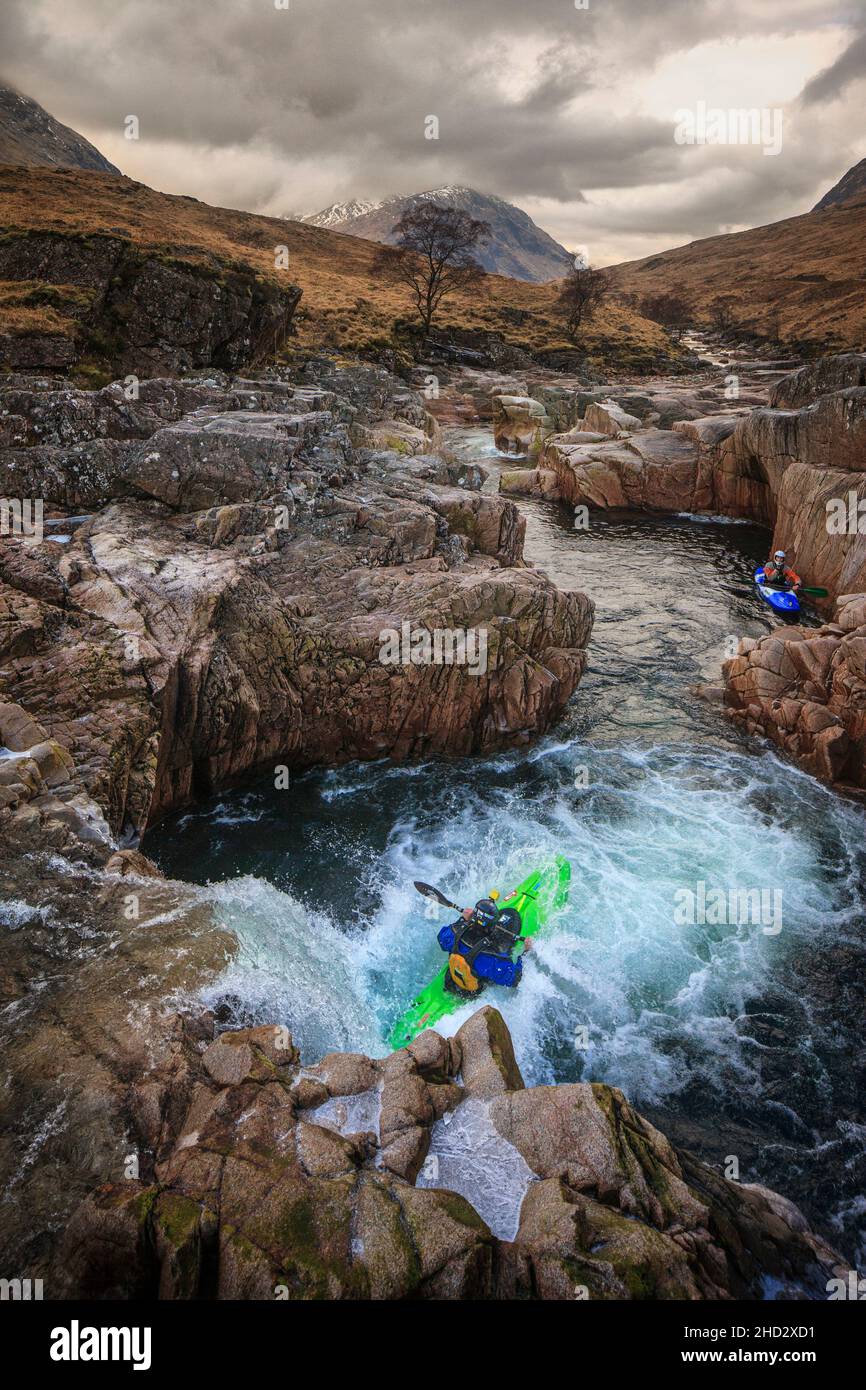Kayak sur les chutes à Glen Etive, en Écosse Banque D'Images