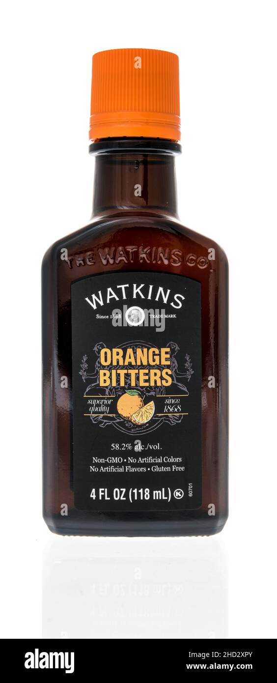 Winneconne, WI -1 janvier 2021 : une bouteille d'orange Watkins sur fond isolé Banque D'Images