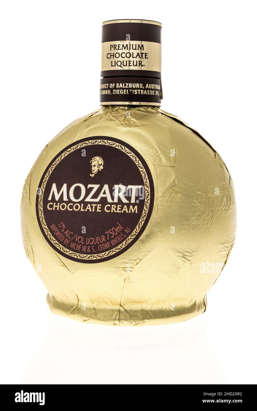 Winneconne, WI -1 janvier 2021 : une bouteille de liqueur de crème au chocolat Mozart sur un fond isolé Banque D'Images