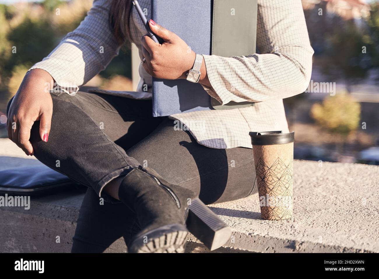 Gros plan d'une étudiante afro-américaine assise avec des livres entre ses mains Banque D'Images