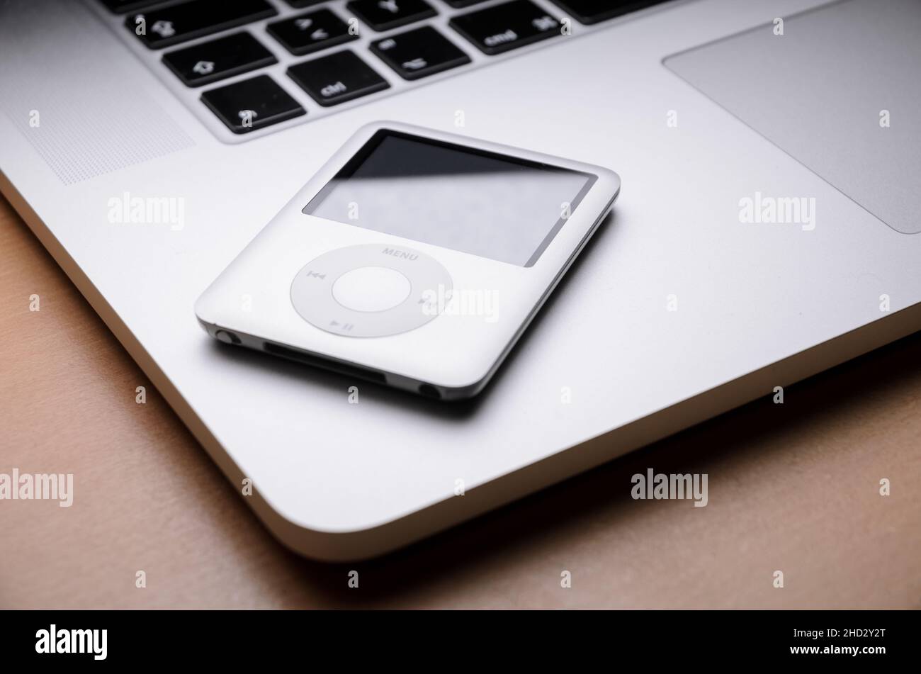 Apple iPod nano 3rd Generation et ordinateur portable MacBook Pro Photo  Stock - Alamy