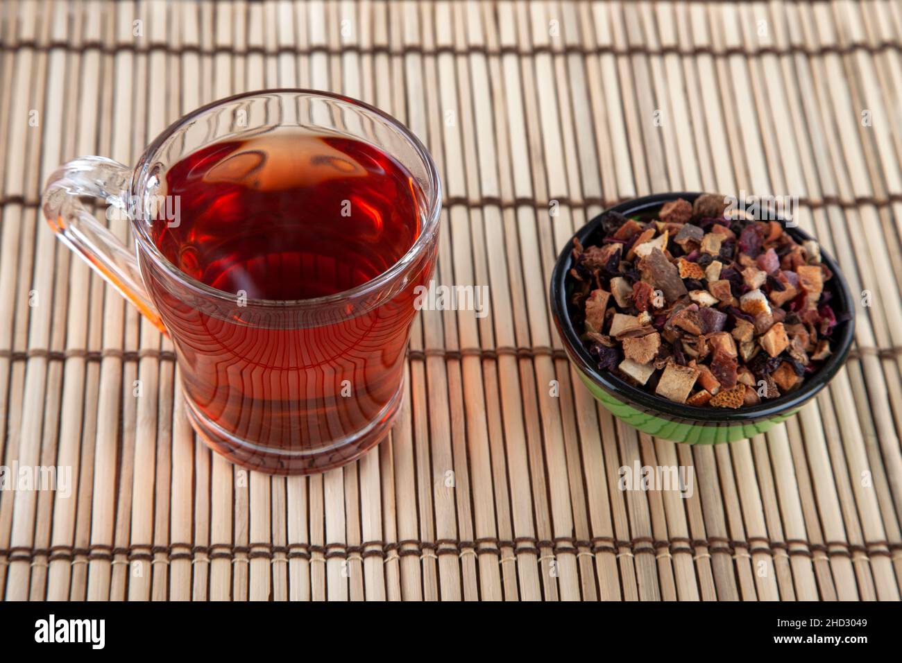 Un verre de tisane et de thé aux fruits Banque D'Images