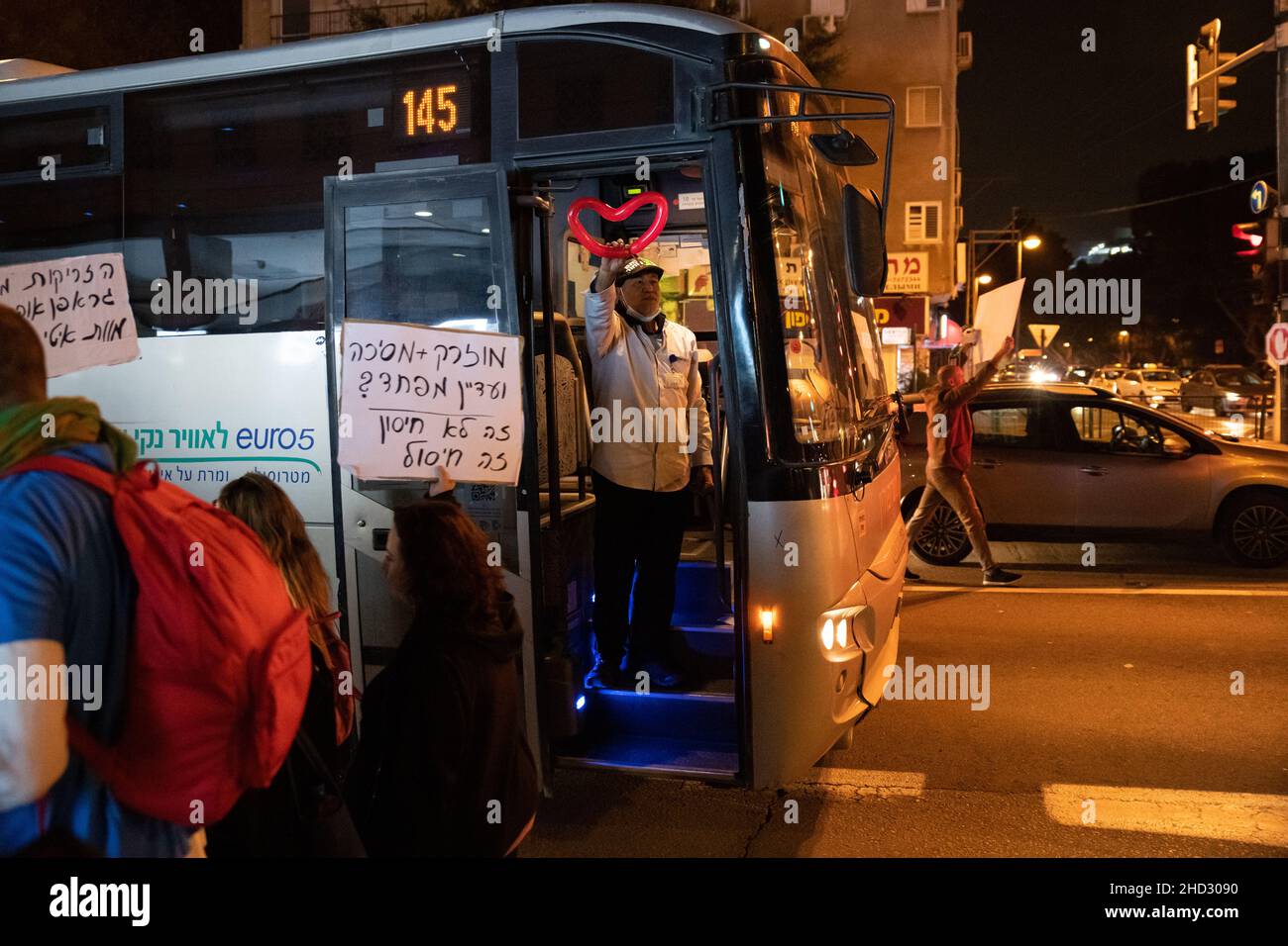 Raanana, Israël.1st janvier 2022.Démonstration contre les restrictions du virus Corona, les vaccins pour enfants et la législation « Green badge/Pass ».La manifestation a commencé près de la résidence du Premier ministre Bennett à Raanana, et a défilé vers un centre commercial dans la ville de Kfar Saba tout en bloquant les rues principales et les intersections.La semaine dernière, de nouvelles restrictions ont été imposées par le gouvernement israélien, empêchant les citoyens sans passeport vert d'entrer dans les magasins des centres commerciaux, à part pour les services essentiels, comme la nourriture et les pharmacies.Raánana, Israël.01th janvier 2022.Credit: Matan Golan/Alay Live News Banque D'Images