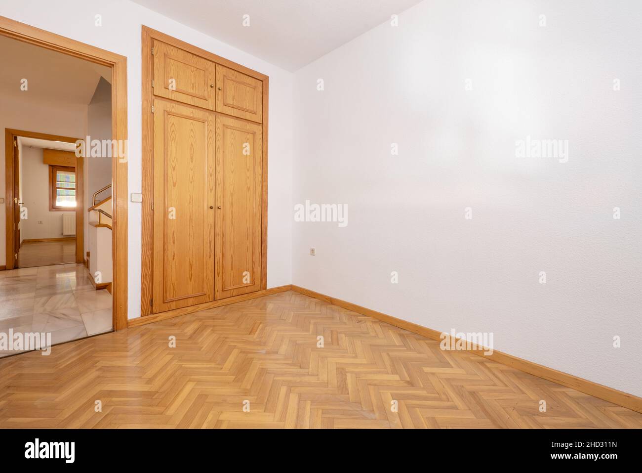 Cette chambre vide dispose d''une armoire en pin intégrée et de parquet en chêne Banque D'Images