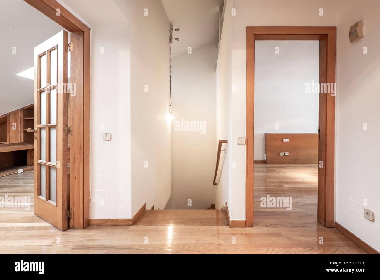 distributeur et escaliers en bois dans une maison en duplex Banque D'Images