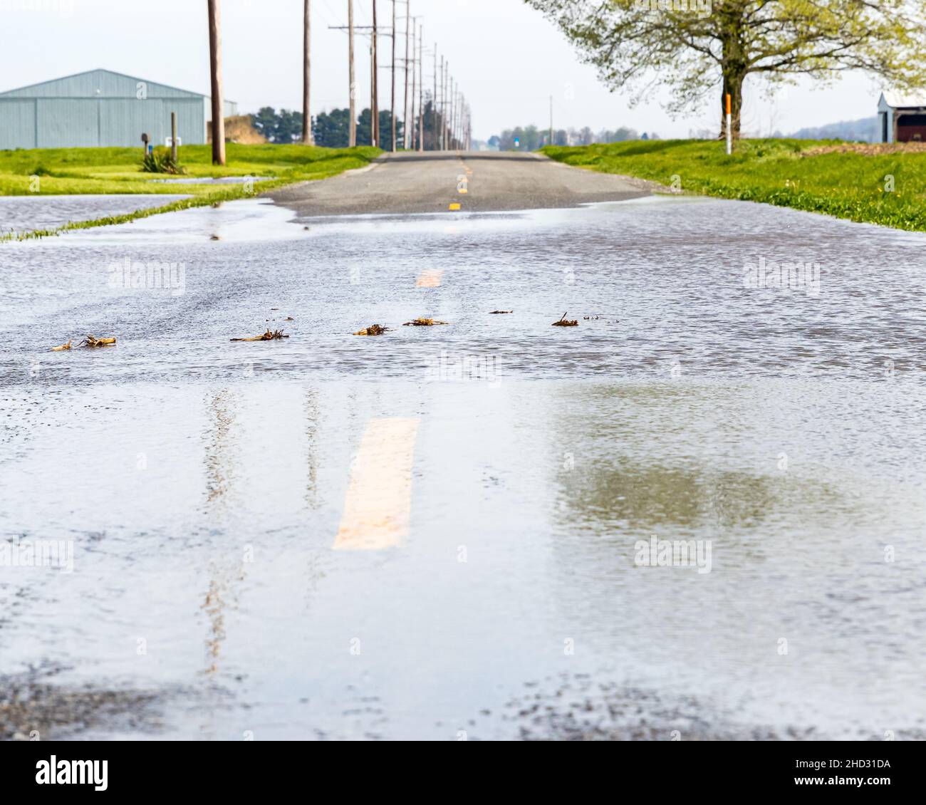 Route fermée en raison de la haute eau et des inondations.Les dommages causés par les tempêtes et la pluie, les avertissements météorologiques et le changement climatique. Banque D'Images