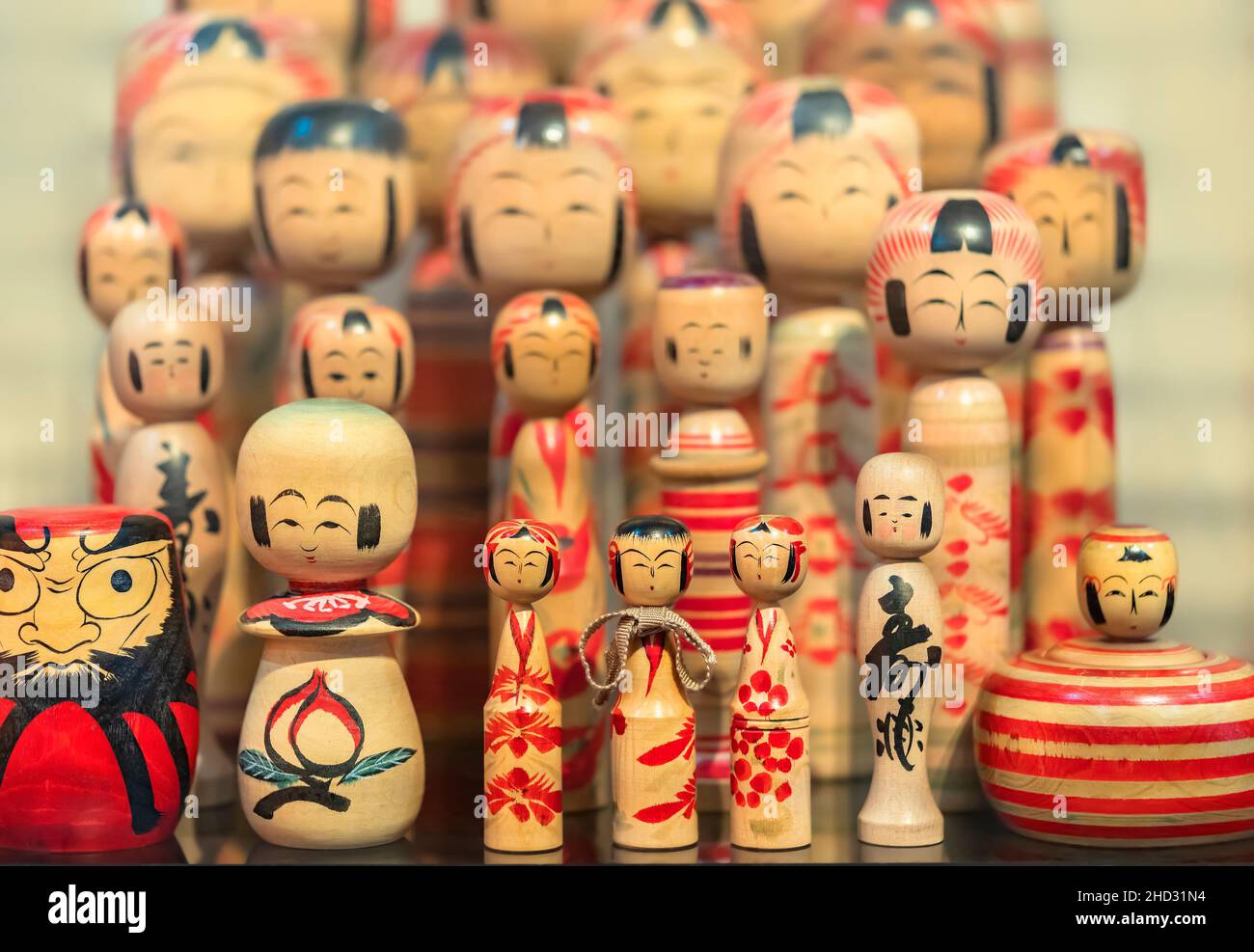 tokyo, japon - octobre 14 2021 : beaucoup de poupées japonaises en bois peintes à la main traditionnelles sans bras ni jambes de toutes les régions japonaises de l'e Banque D'Images