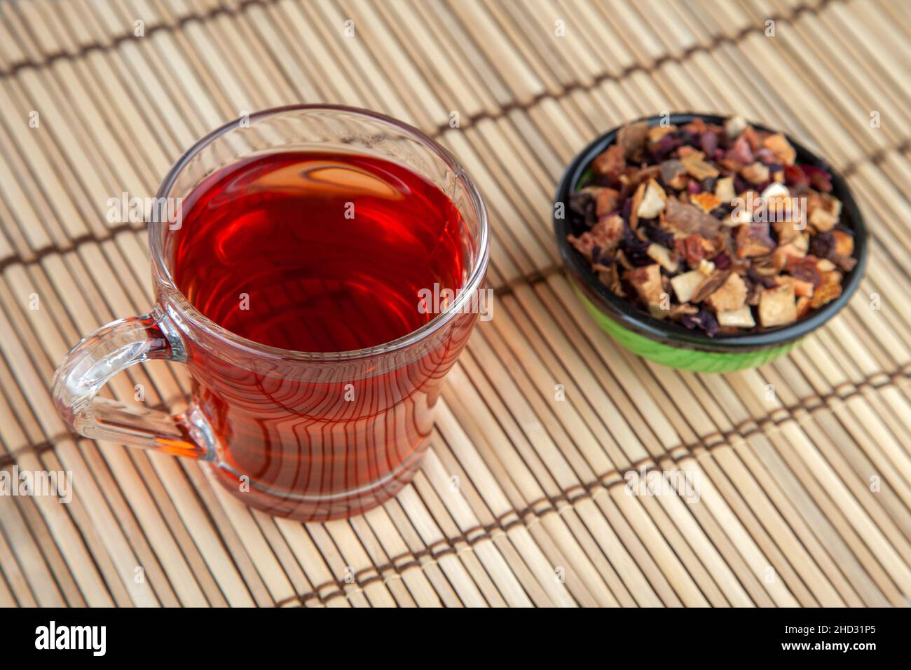 Un verre de tisane et de thé aux fruits Banque D'Images
