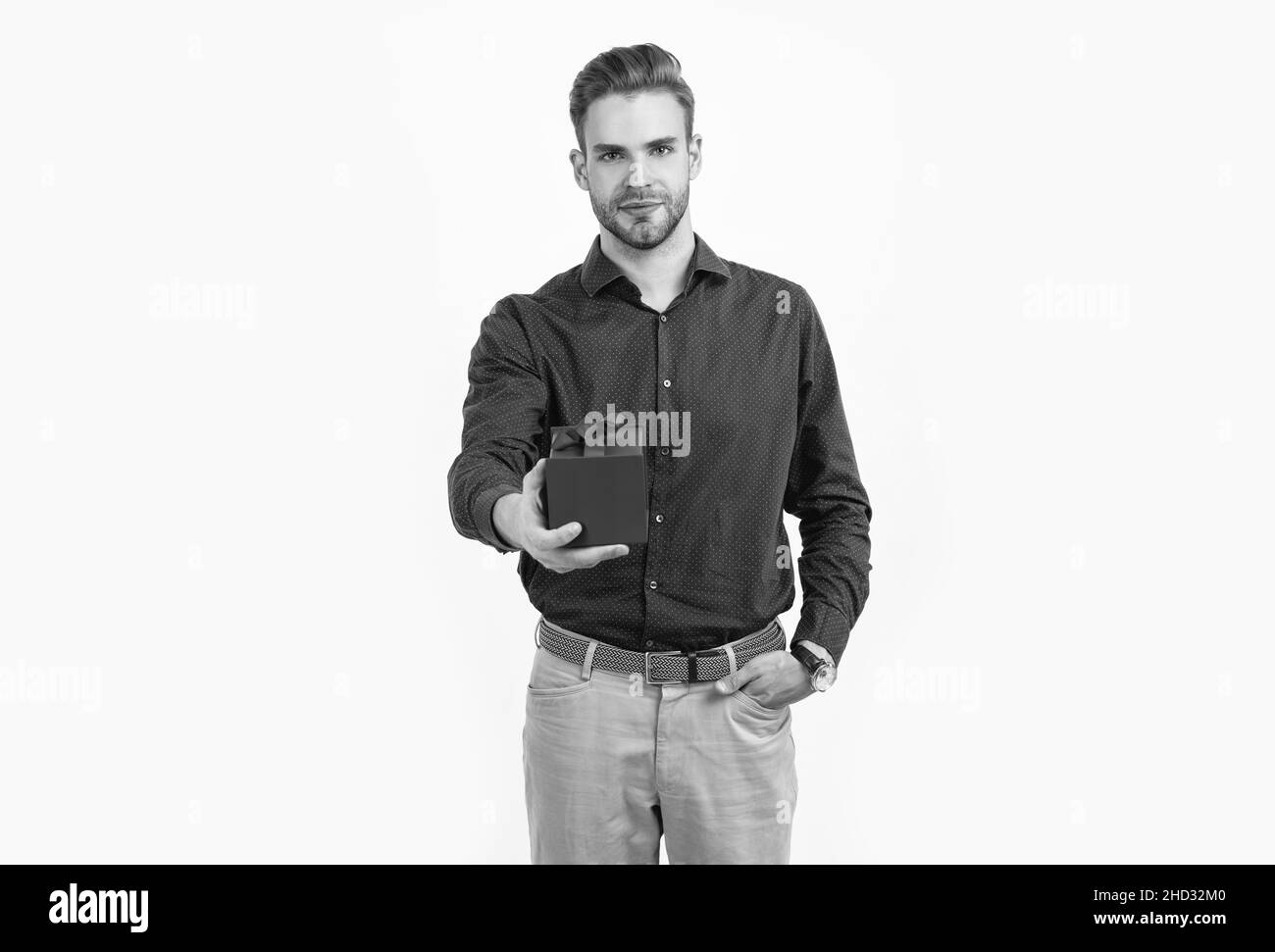 concept de shopping. vente et rabais. surprise pour elle. jour de la saint valentin. lendemain de noël. Banque D'Images