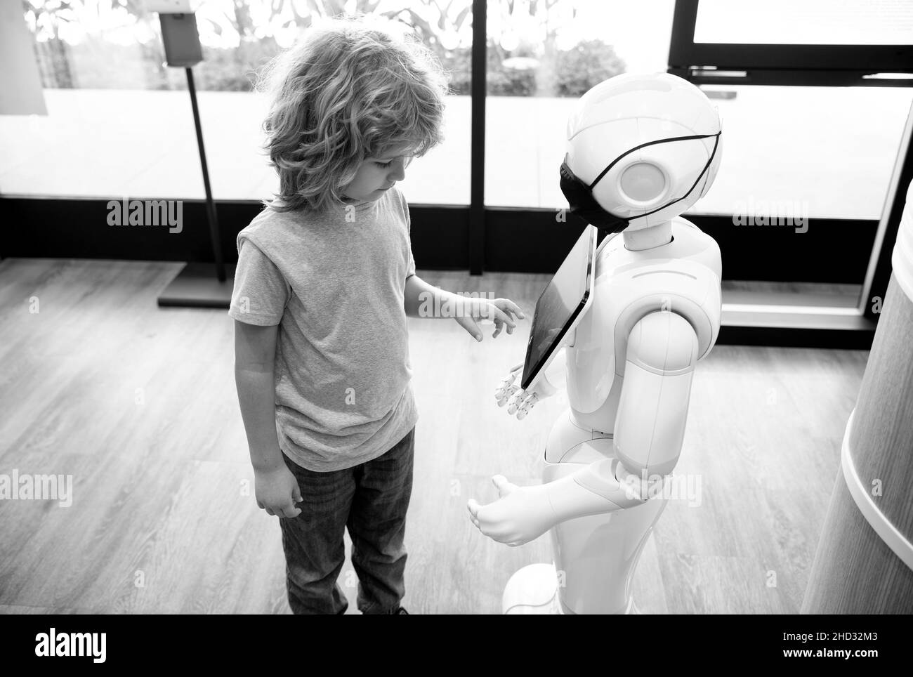 le robot fournit l'assistance à l'enfant. l'automatisation. l'intelligence artificielle interagir avec le garçon Banque D'Images