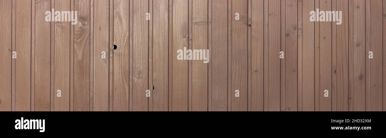 Arrière-plan panoramique avec panneaux en bois marron, rails avec texture. Banque D'Images