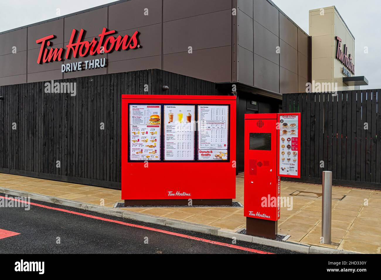 CHESTER, ANGLETERRE, Royaume-Uni - 25 DÉCEMBRE 2021 : vue sur le passage de Tim Hortons Banque D'Images