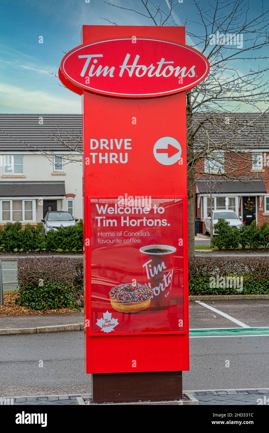 CHESTER, ANGLETERRE, Royaume-Uni - 25 DÉCEMBRE 2021 : vue d'un panneau Tim Hortons Banque D'Images
