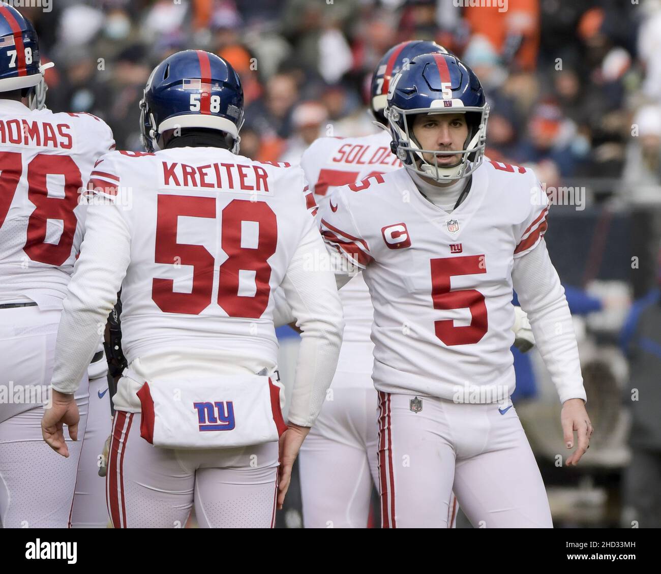 Chicago, États-Unis.02nd janvier 2022.Le kicker des New York Giants Graham Gano (5) est félicité pour son deuxième quart de but sur le terrain contre les ours de Chicago au Soldier Field à Chicago, le dimanche 2 janvier 2022.Les ours ont gagné 29-3.Photo par Mark Black/UPI crédit: UPI/Alay Live News Banque D'Images