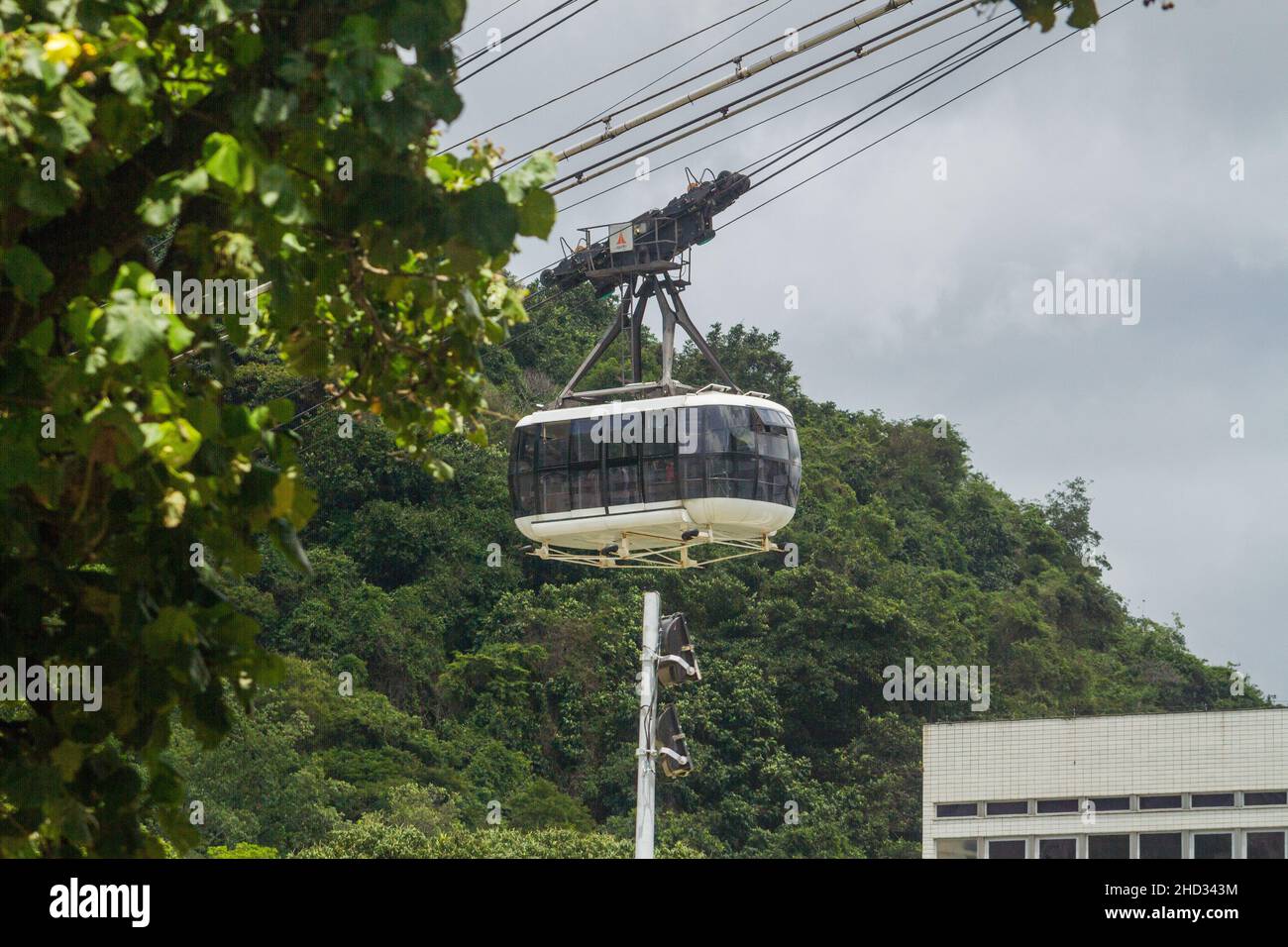 Téléphérique de Sugarloaf à Rio de Janeiro, Brésil -13 novembre 2021 : téléphérique de Sugarloaf vu du quartier d'Urca à Rio de Janeiro. Banque D'Images