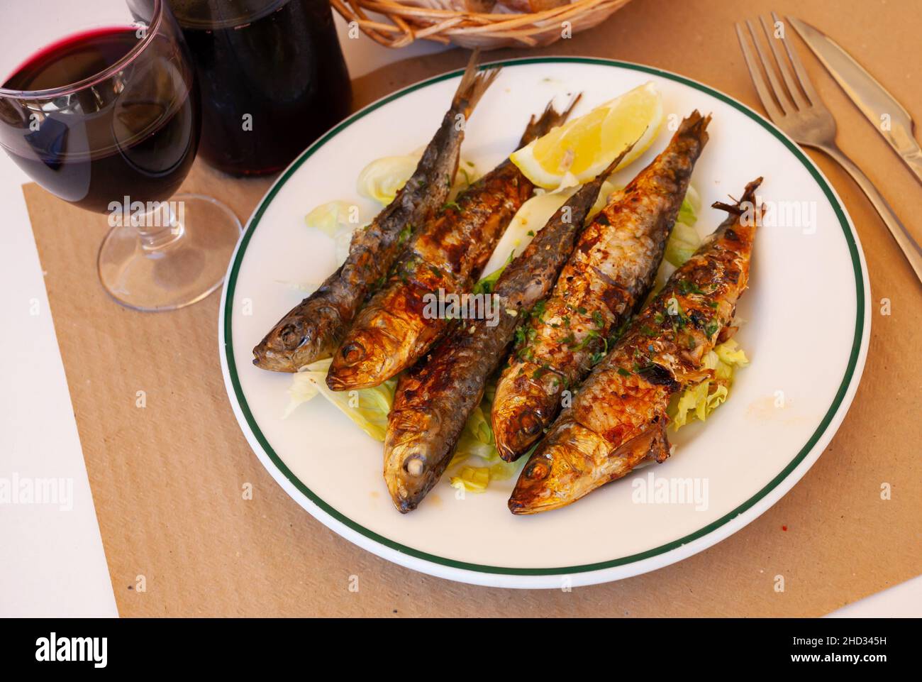Gros plan de délicieux en-cas frites sardines à l'assiette avec citron Banque D'Images