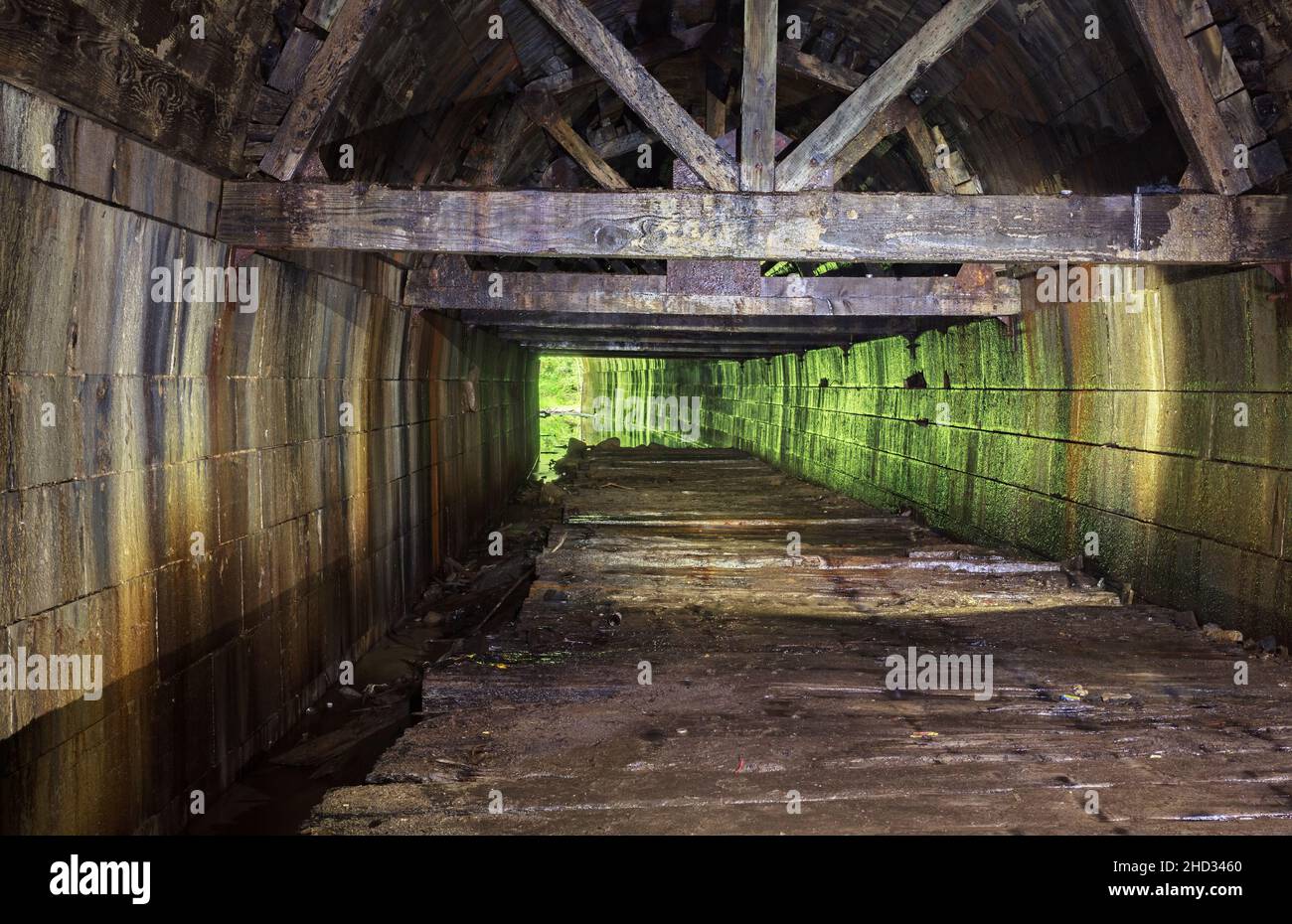 Le tunnel de Merriton abandonné, appelé tunnel fantôme bleu ou tunnel ferroviaire de Grand Trunk.Ontario, Canada. Banque D'Images