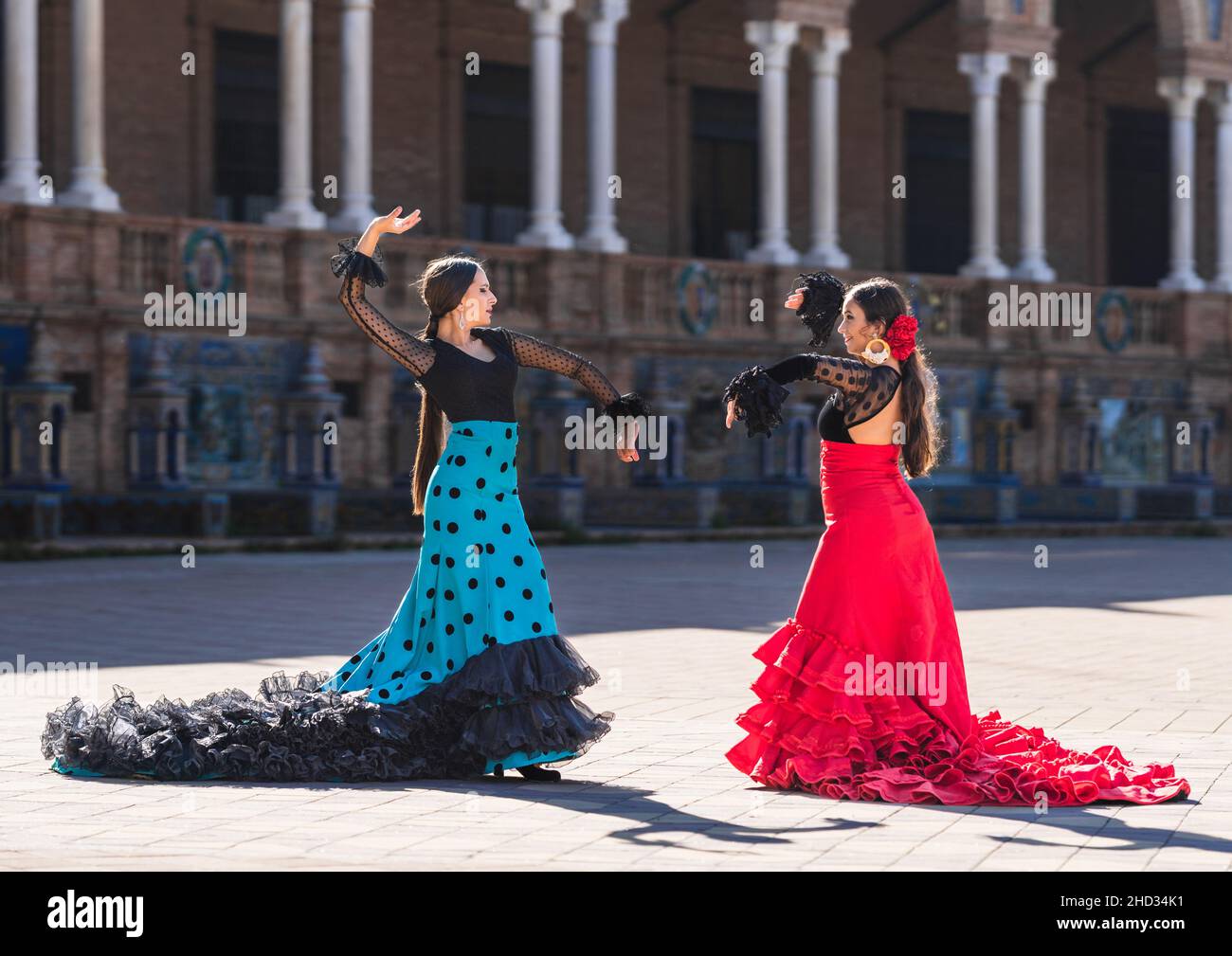 Deux femmes en costume de flamenco coloré dansant en plein air Banque D'Images