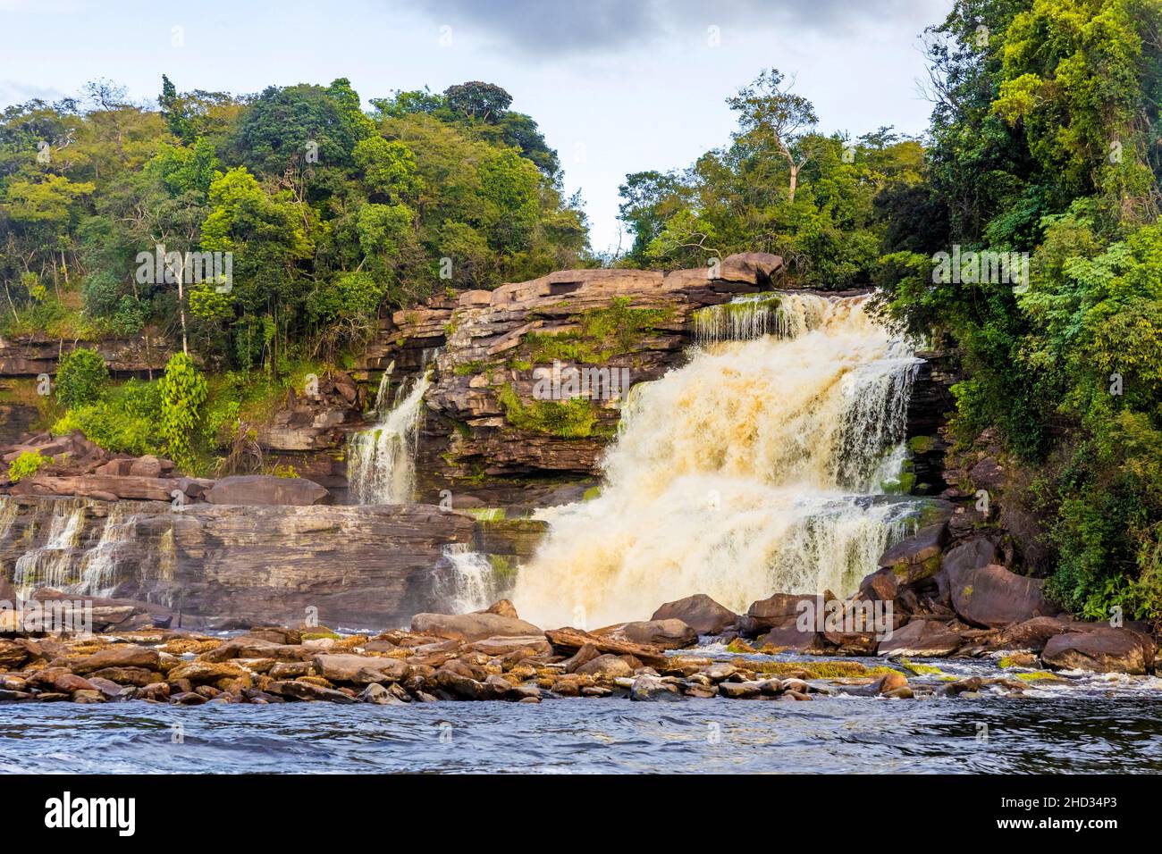 Cascades pittoresques de la rivière Carrao dans le parc national de Canaima Venezuela au coucher du soleil Banque D'Images