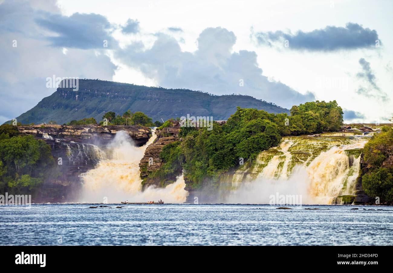 Cascades pittoresques de la rivière Carrao dans le parc national de Canaima Venezuela au coucher du soleil Banque D'Images