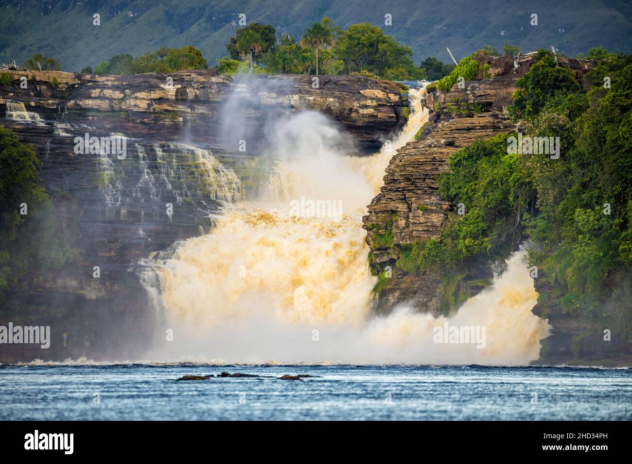 Cascades pittoresques de la rivière Carrao dans le parc national de ...