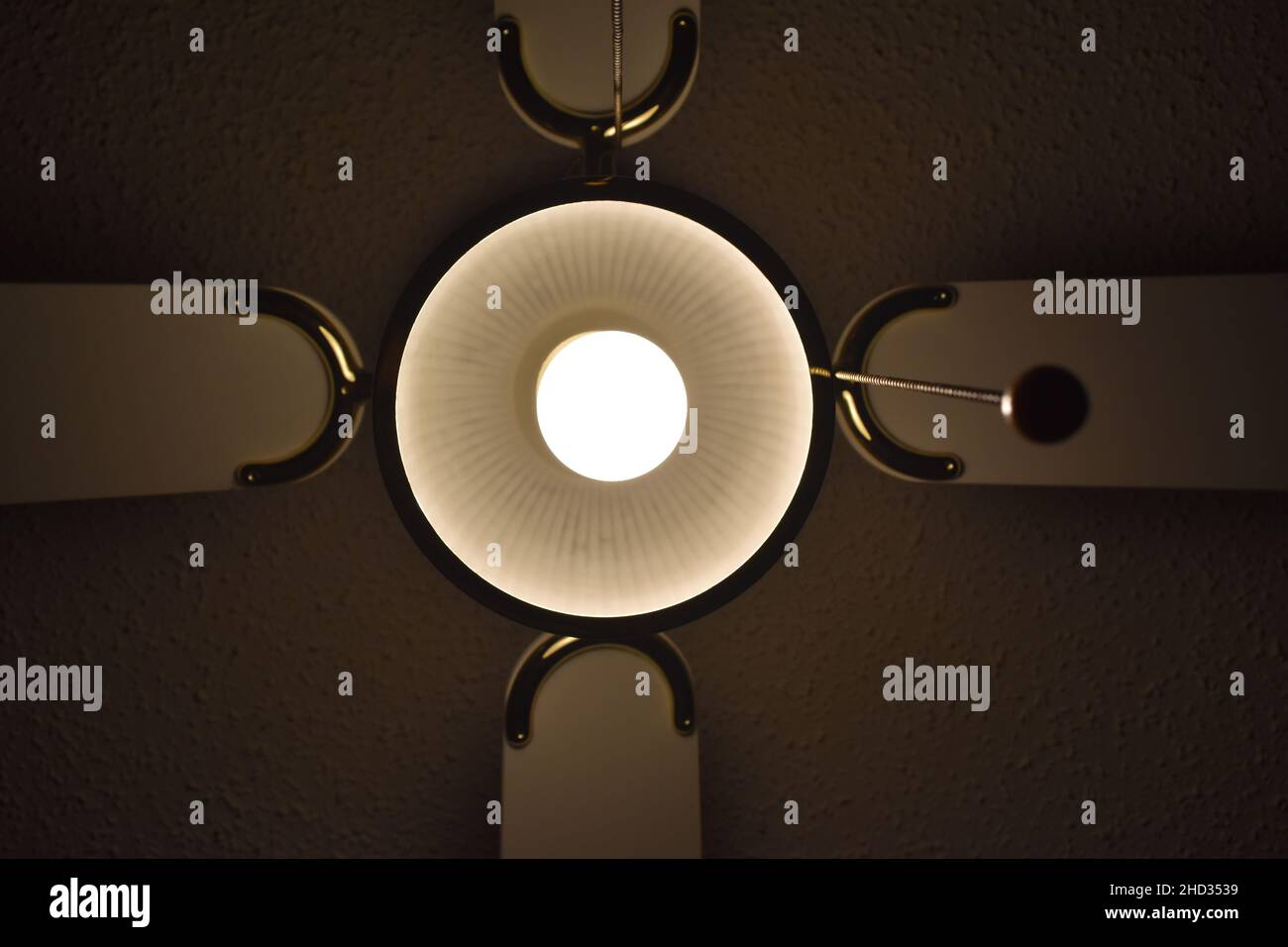 Photo d'un ventilateur de plafond à faible angle avec la lumière allumée dans une chambre d'hôtel Banque D'Images