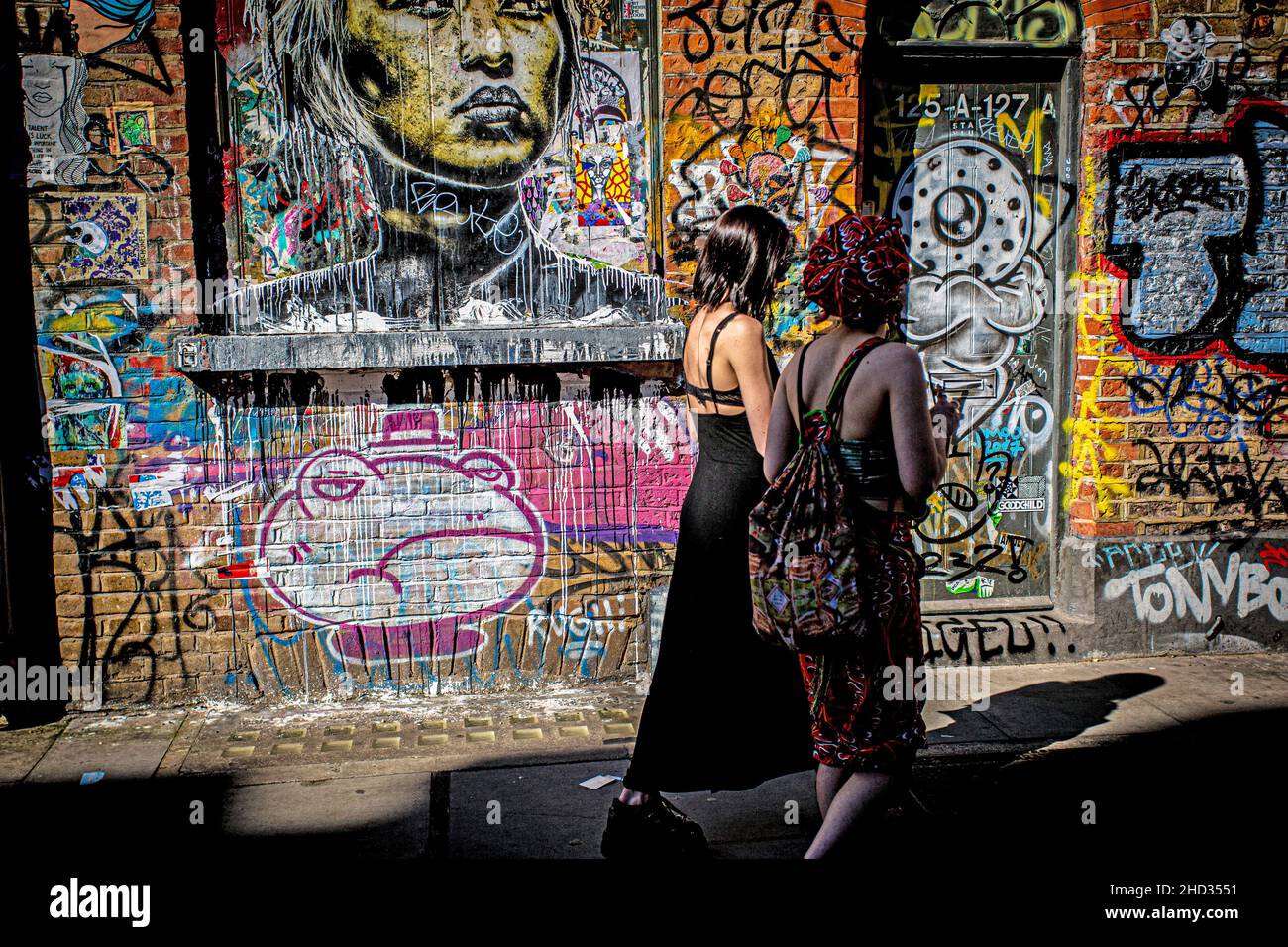 Visite de l'art de rue et grafitti sur les célèbres rues de Brick Lane Market , est de Londres .East london shoreditch district est devenu iconique . Banque D'Images