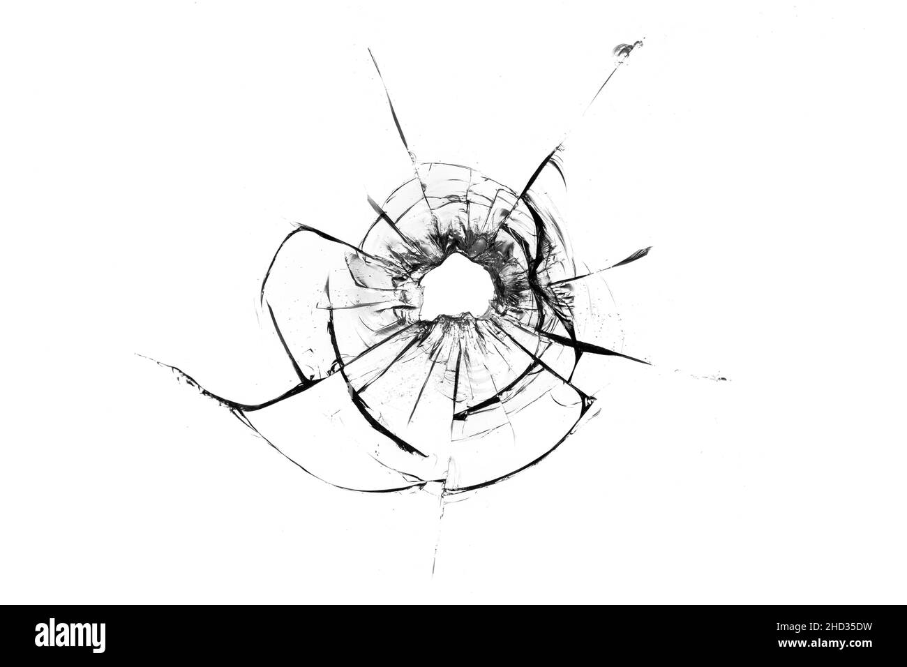 Fissures dans le verre de la balle.Arrière-plan abstrait.Vitre endommagée.Fissures sur fond blanc. Banque D'Images