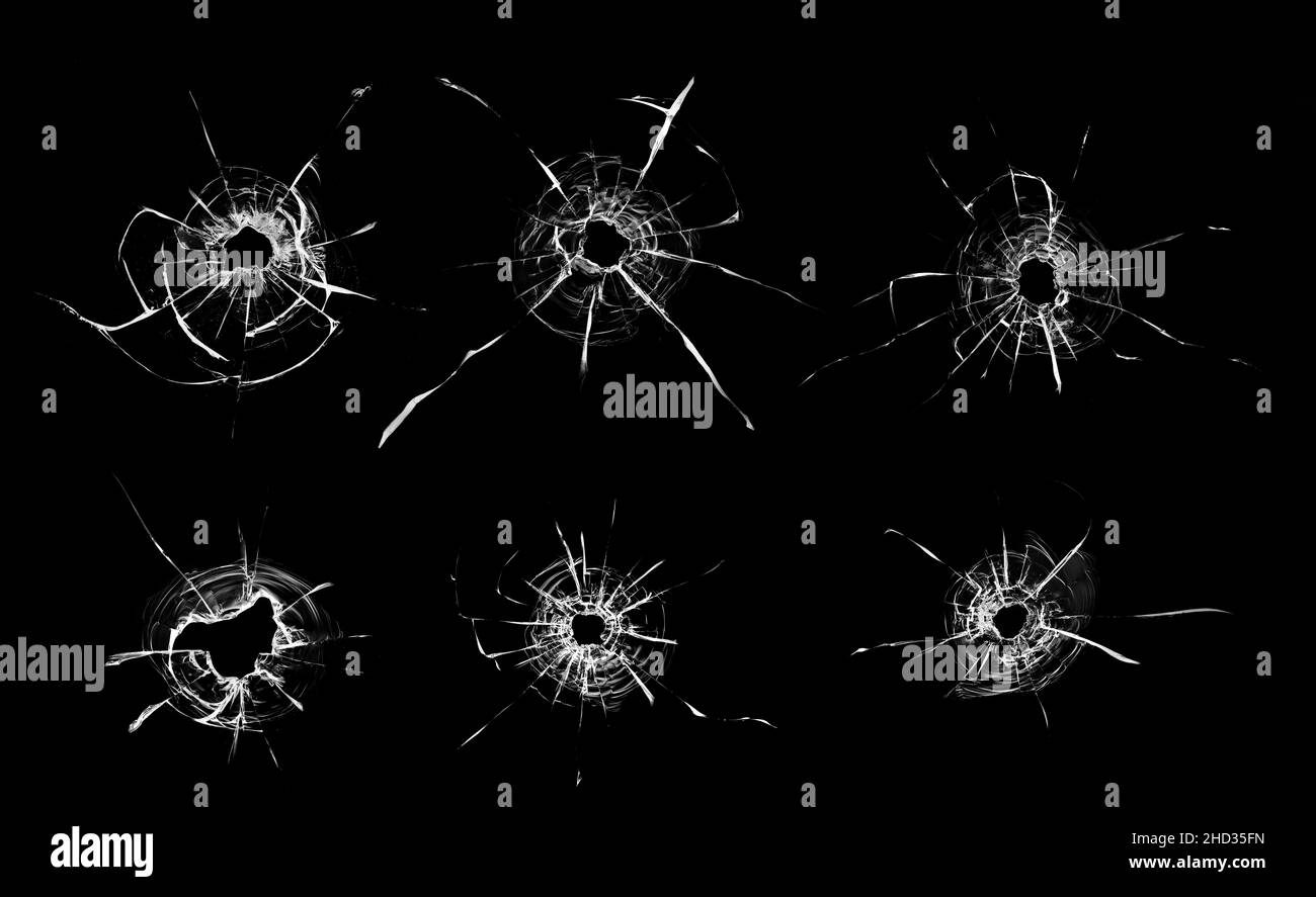 Collage de fissures dans le verre, un trou de balles dans le verre sur un fond noir. Texture de verre de fenêtre. Banque D'Images