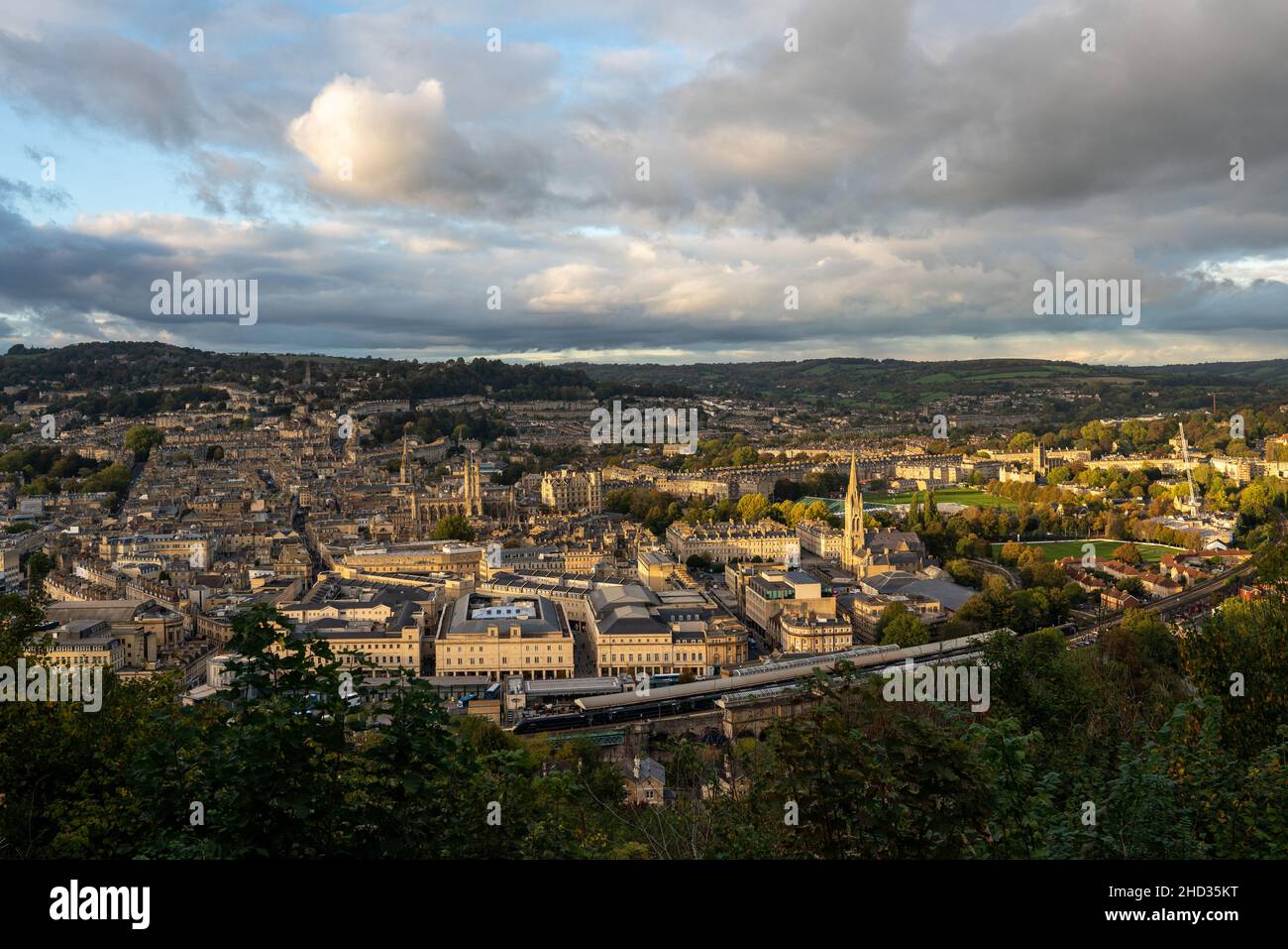 Vue aérienne à travers les toits de la ville historique de Bath avec l'abbaye et la rivière Avon dans la vallée ci-dessous à Somerset, Angleterre, Royaume-Uni Banque D'Images