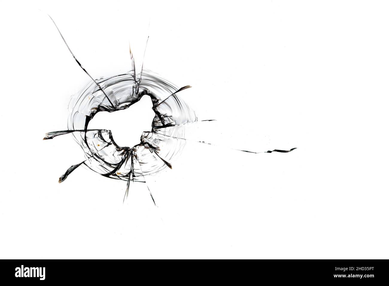Fissures dans le verre de la balle.Arrière-plan abstrait.Vitre endommagée.Fissures sur fond blanc. Banque D'Images